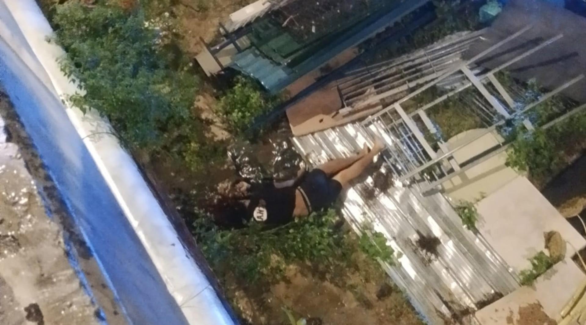 其中一名男子被发现跌至桥下。