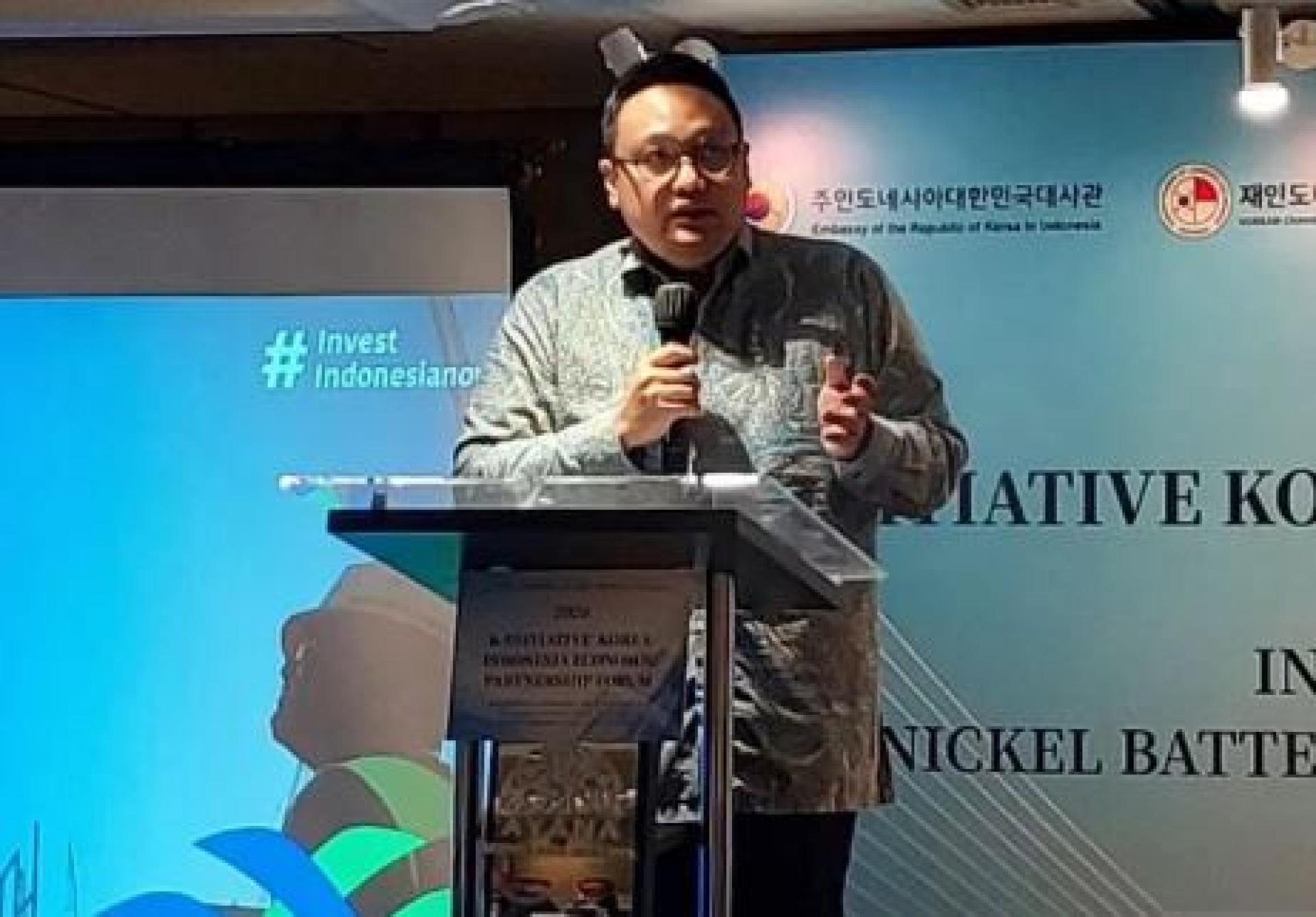 印尼下游产业与投资部下游战略及治理总监艾哈迈德·费萨尔·苏拉拉加出席在雅加达举行的韩国—印尼经济伙伴论坛，并讲解印尼发展电动车电池产业链的投资潜力。