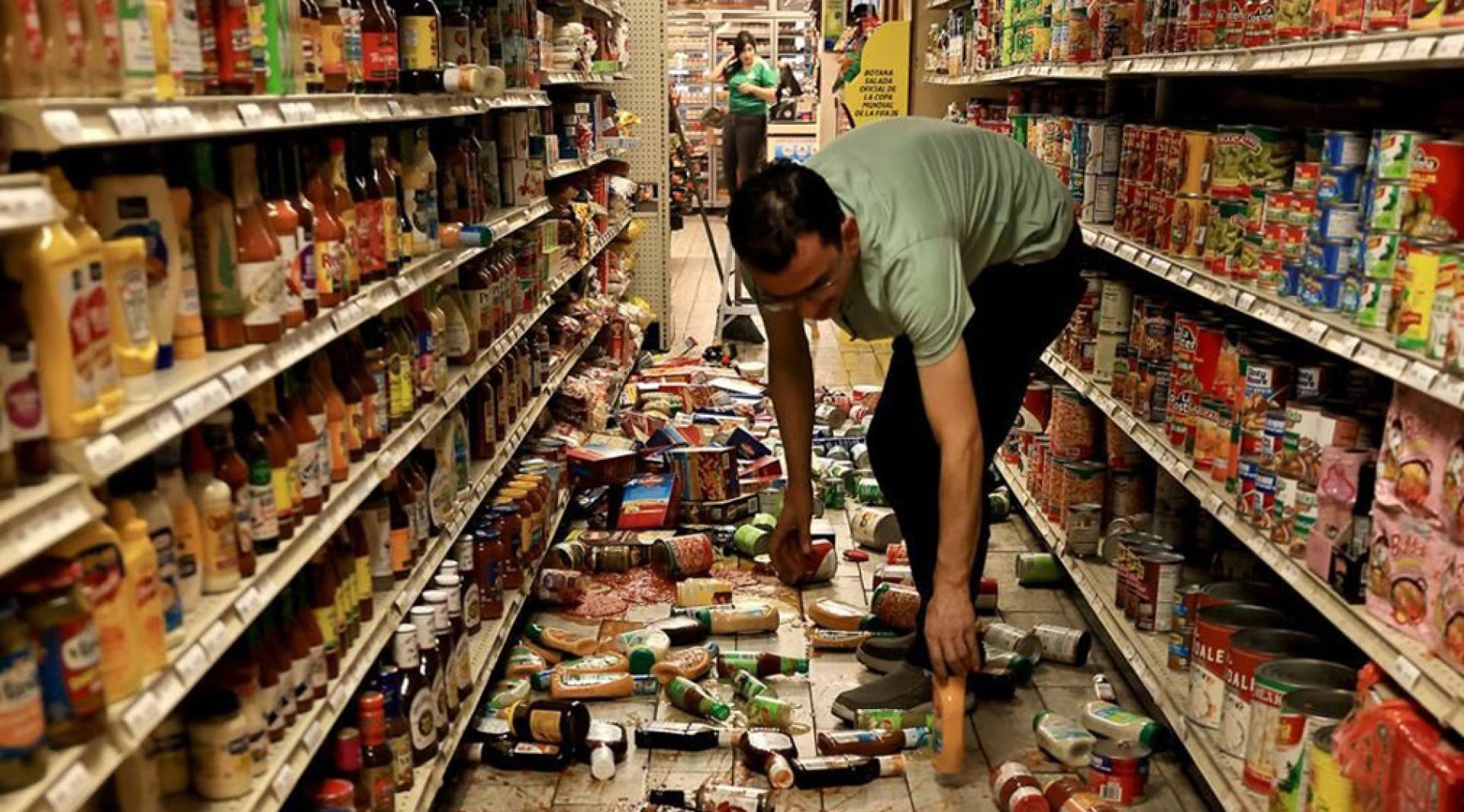 架上商品因地震掉落满地。