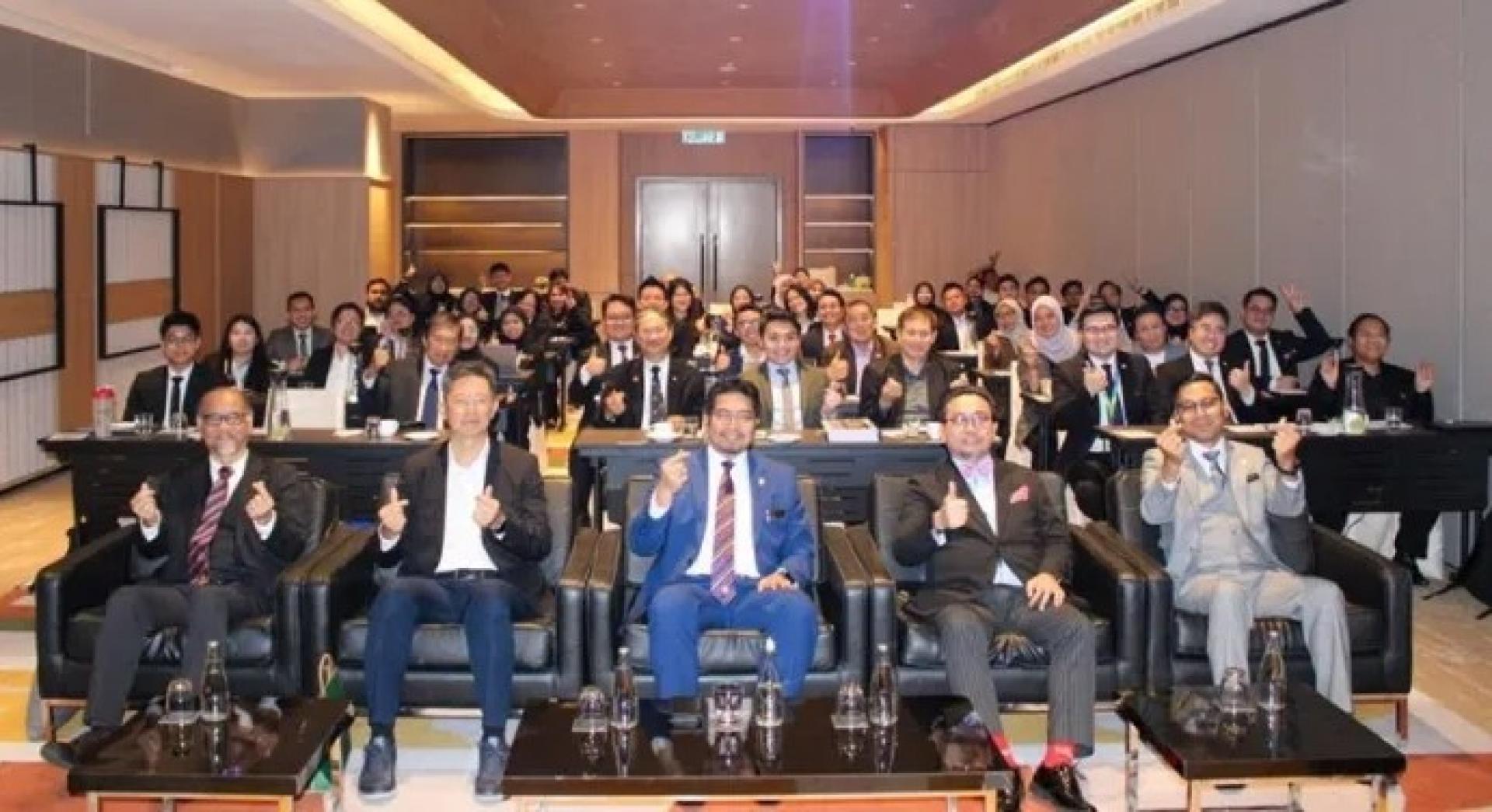 沙菲里（前排中）与嘉宾及参与“仲裁入门课程”的学员于2026年6月24日在古晋合影留念。
