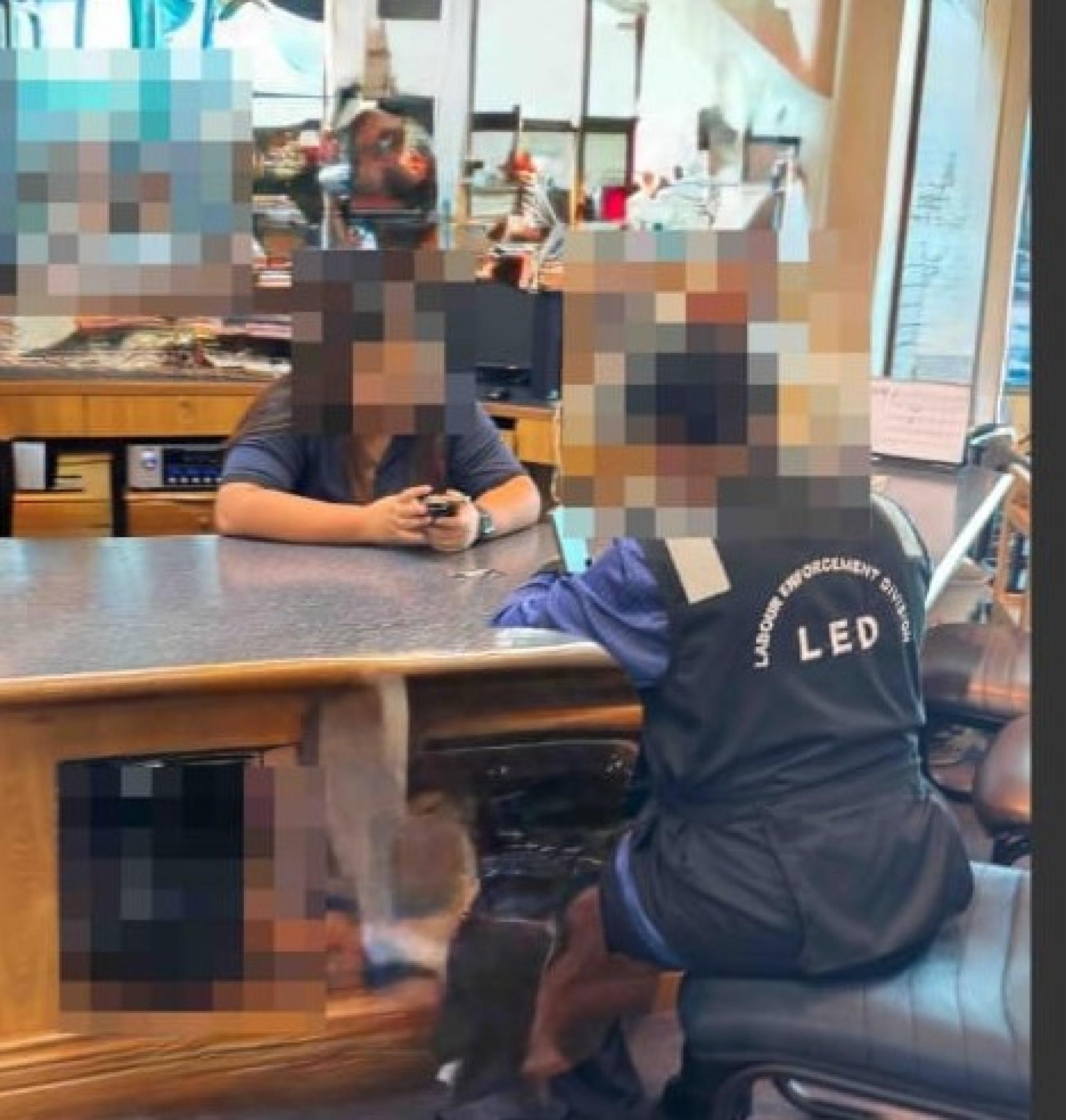 执法人员进行检查