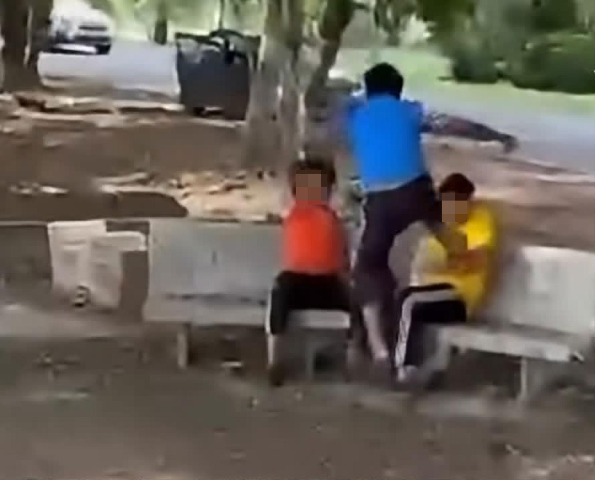 一名少年遭同学踢中腹部。