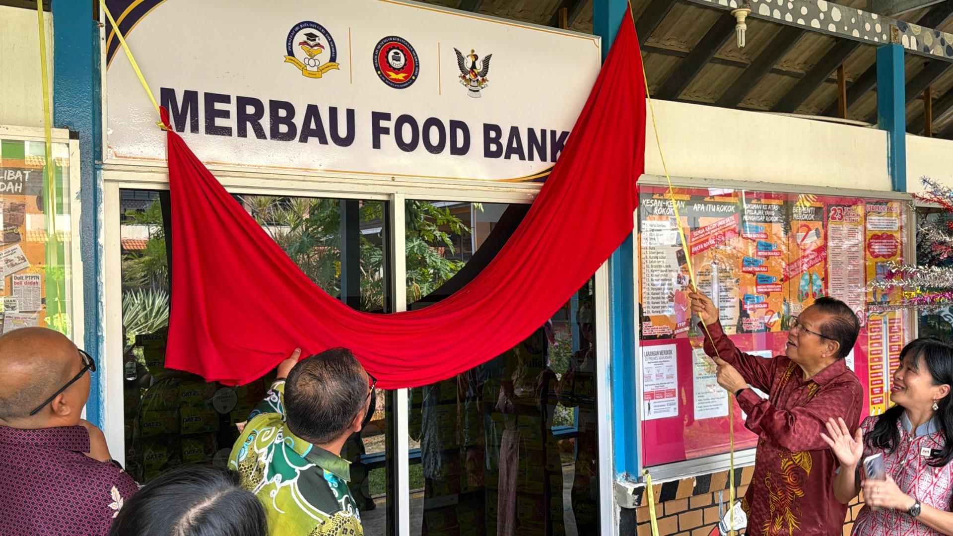 砂拉越交通部长拿督斯里李景胜为马宝国中食物银行（Food Bank）主持揭幕仪式，象征食物篮计划正式启动，为有需要学生提供援助。