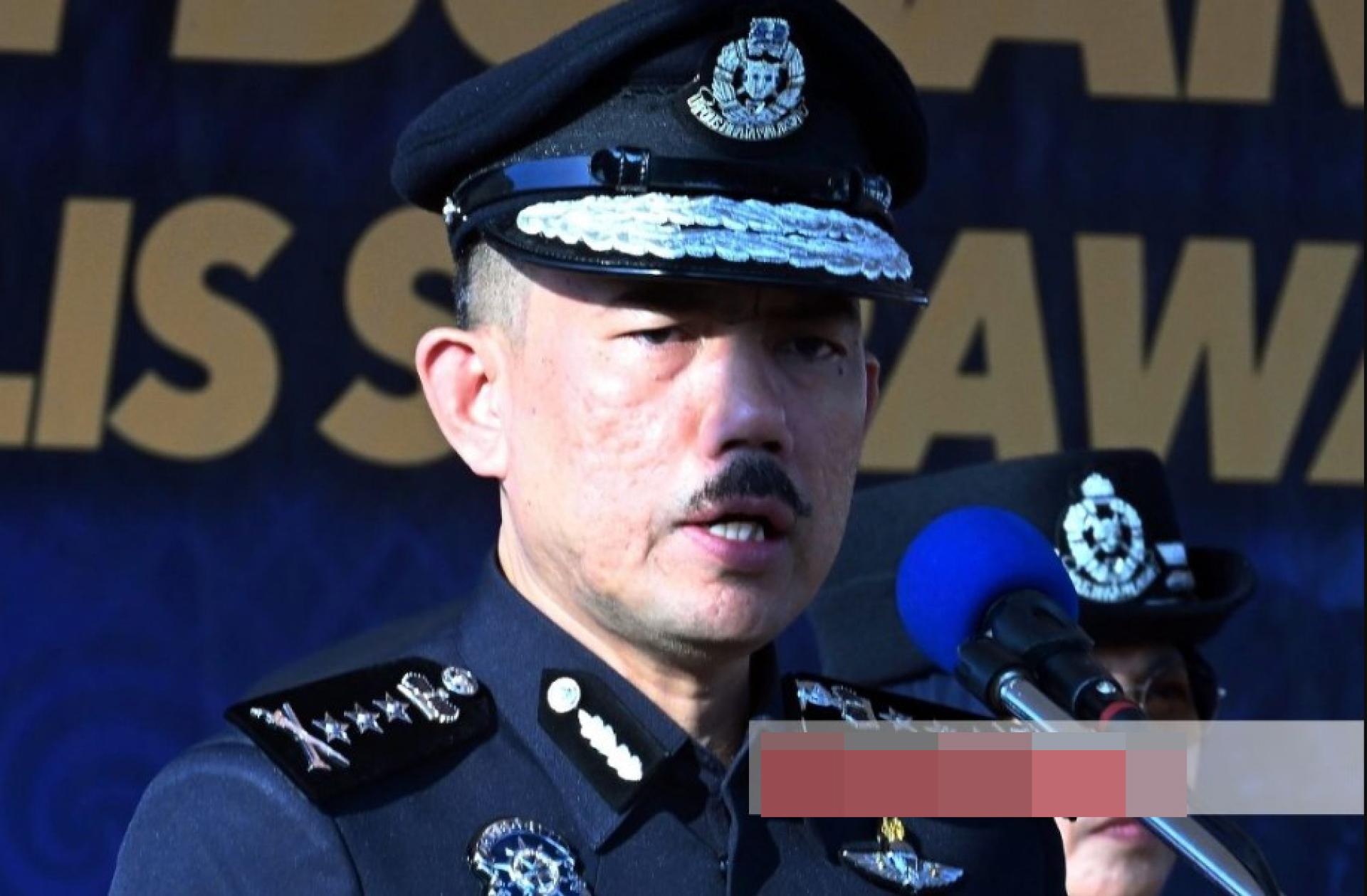 砂拉越警察总监拿督莫哈末再纳阿都拉（左）颁发证书予警队人员。