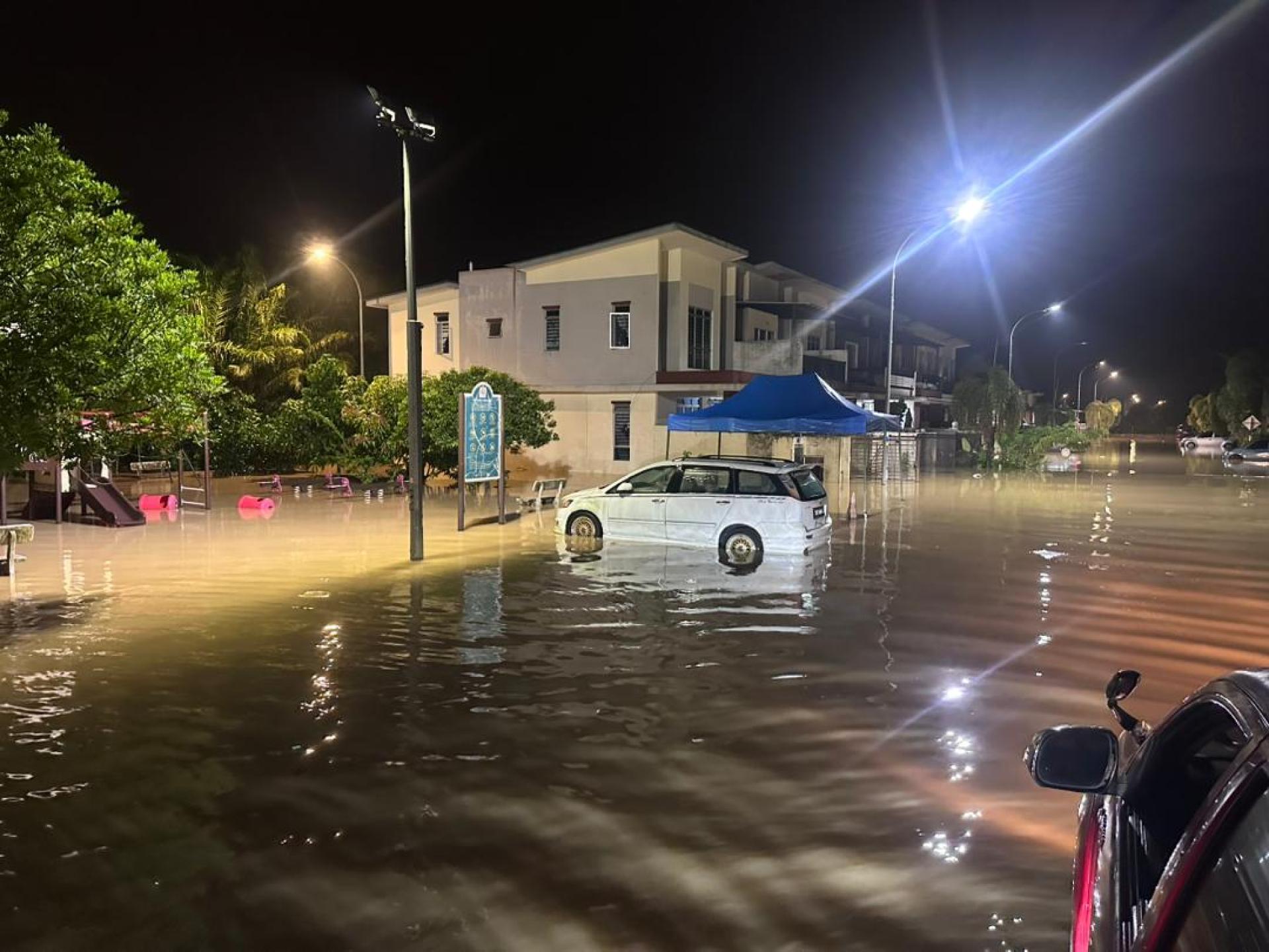 堤坝决口造成积水淹入住宅区。