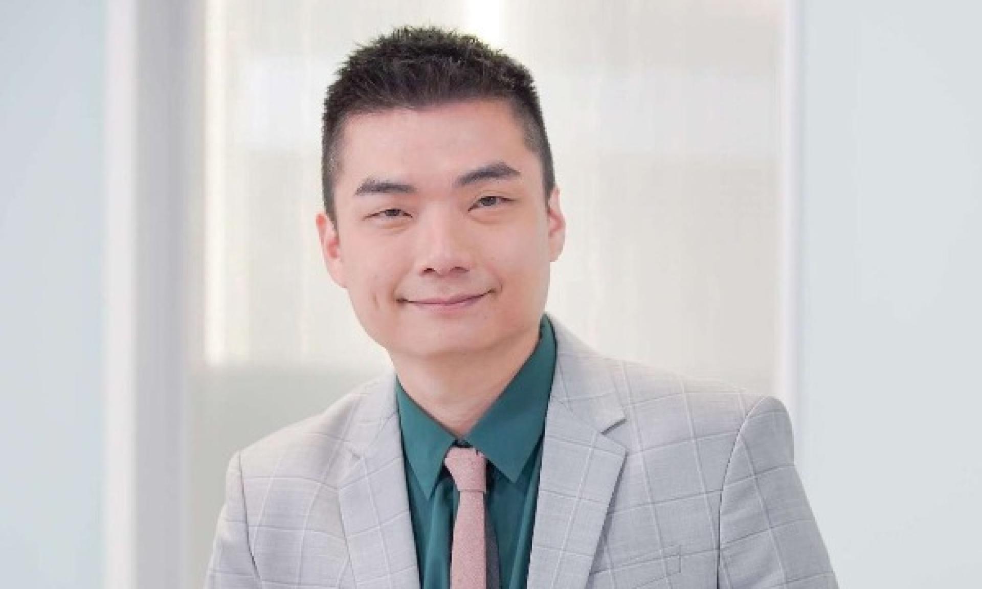 洪伟翔律师表示，将通过法律途径积极抗辩，并强调其评论是基于事实的公共事务评论，不构成诽谤。