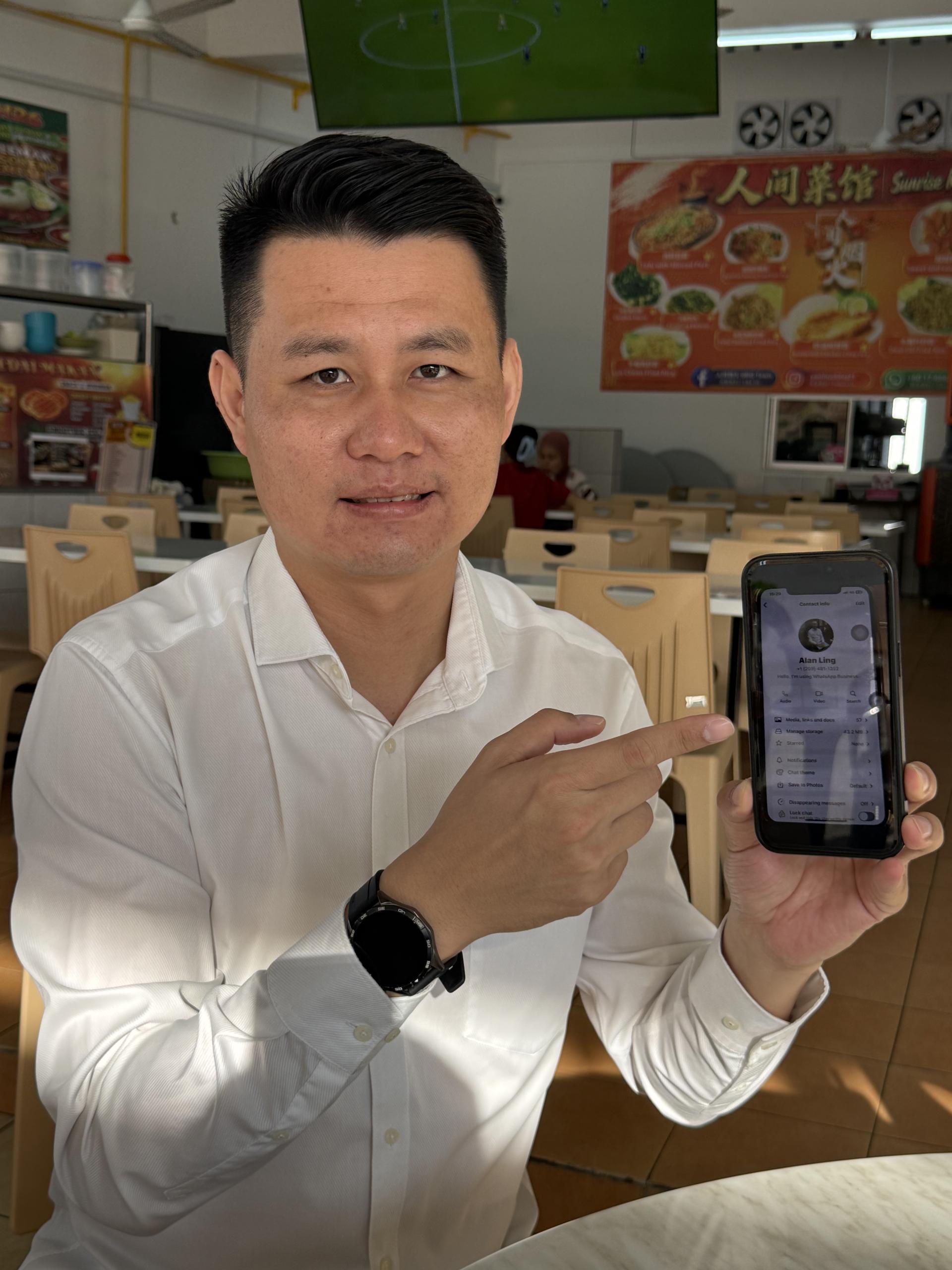 砂希望联盟兼行动党秘书林思健律师出示使用他照片和名字的 Whatapps 账号。