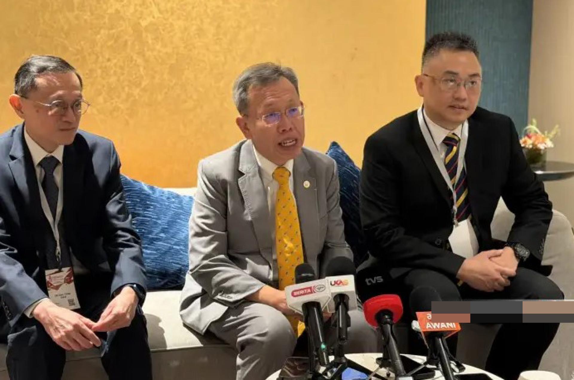 Dr Ong Tiong Kiam（左起）、砂拉越副总理沈桂贤医生及Dr Alan Fong于2026年婆罗洲心脏学大会开幕礼后新闻发布会上合影。