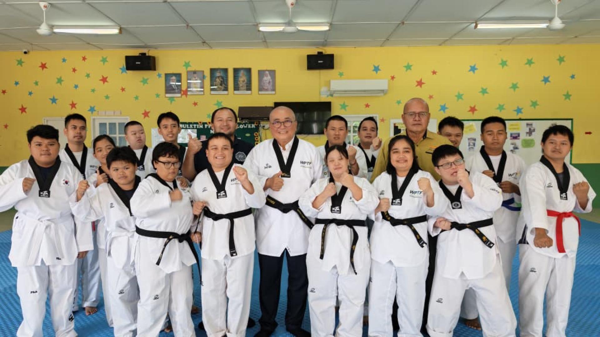 美里市长兼埔奕区州议员俞小珊（中）与前排5名黑带学员合影。