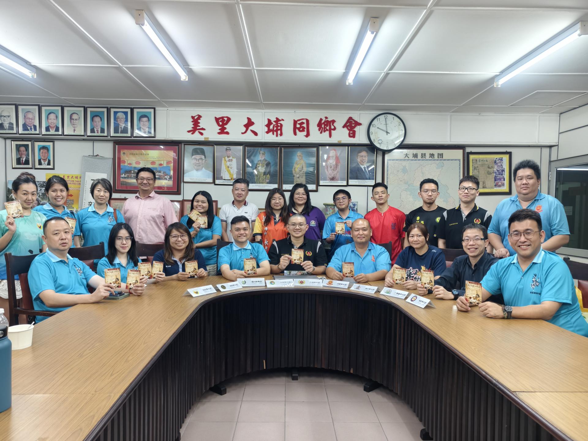 美里各属青年团召开第294次联席会议后，美里潮州公会青年团邀请各属团出席《给阿嬷的情书》电影观赏活动并合影。