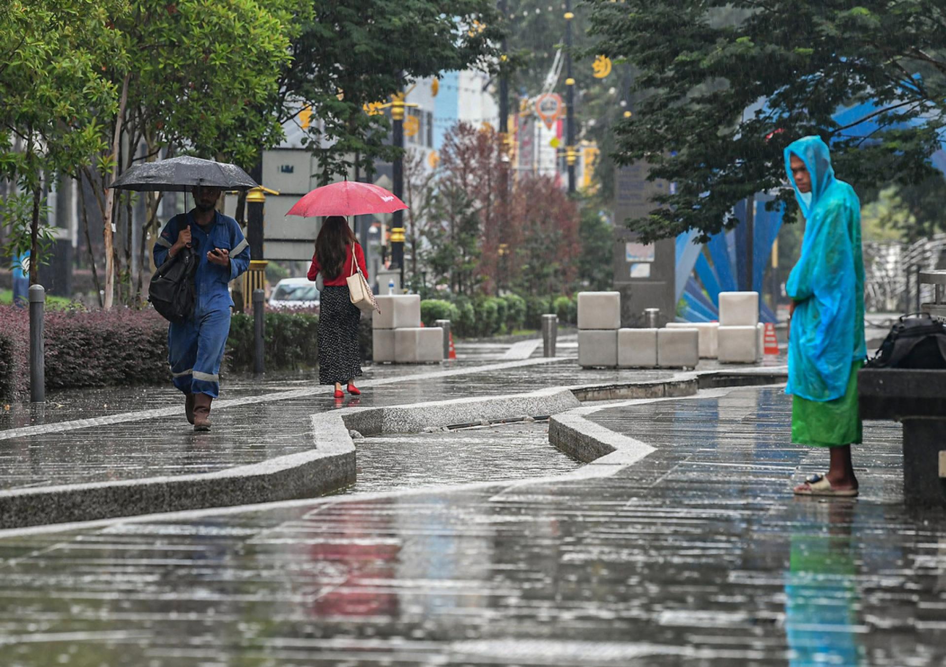 气象局的预测，柔州大部分地区周六上午有雨。图为新山周五早上下雨的街景。