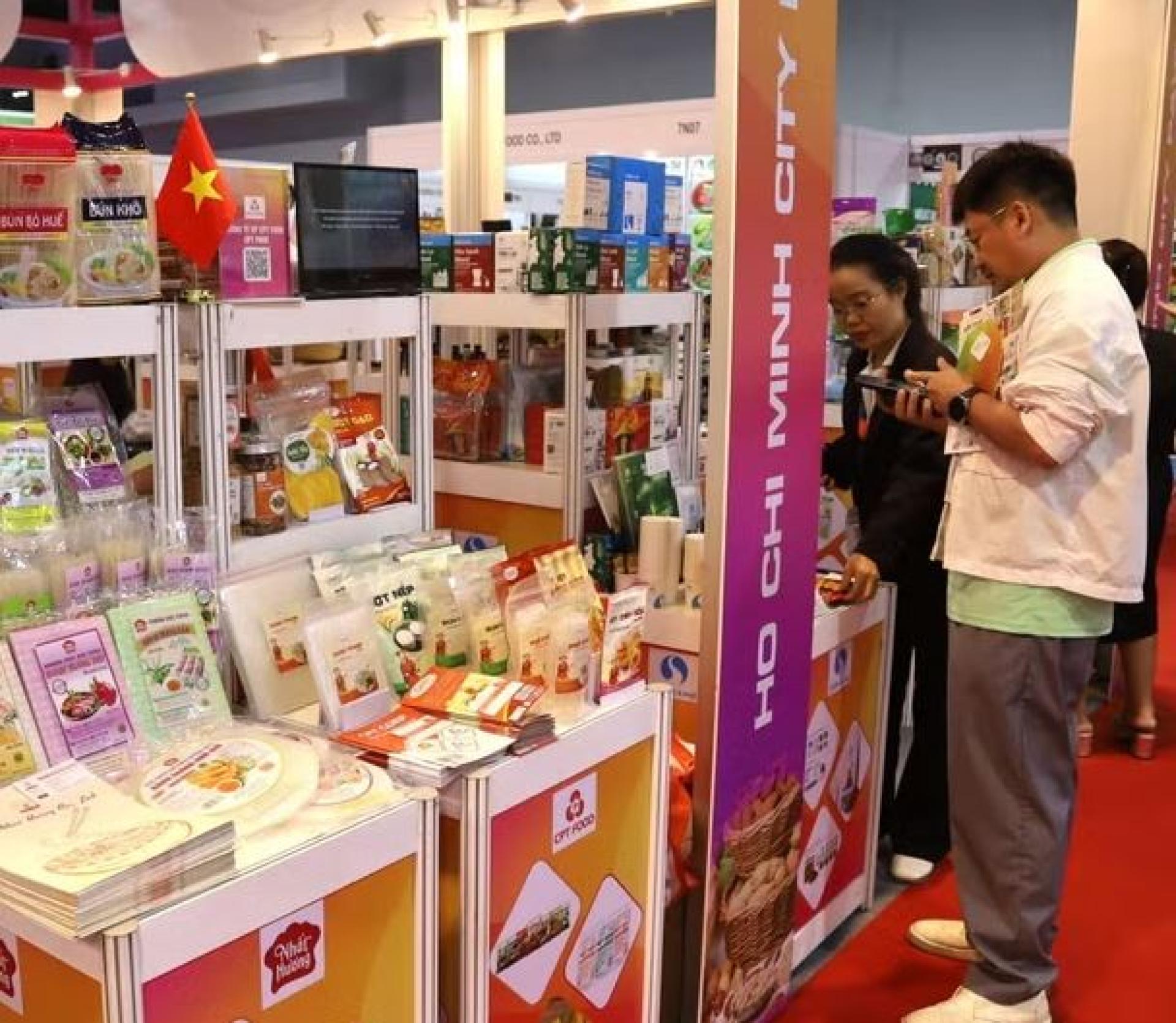 清真如今不仅限于食品领域，已发展成为一个全面的经济生态系统，涵盖饮料、化妆品、药品、物流、旅游、酒店、金融及多种其他服务行业。