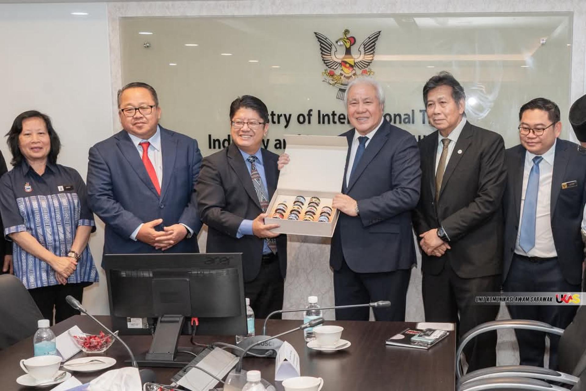 Ewon (third left) in a group photo with Awang Tengah (third right) and others during Ewon's courtesy visit. Photo: UKAS