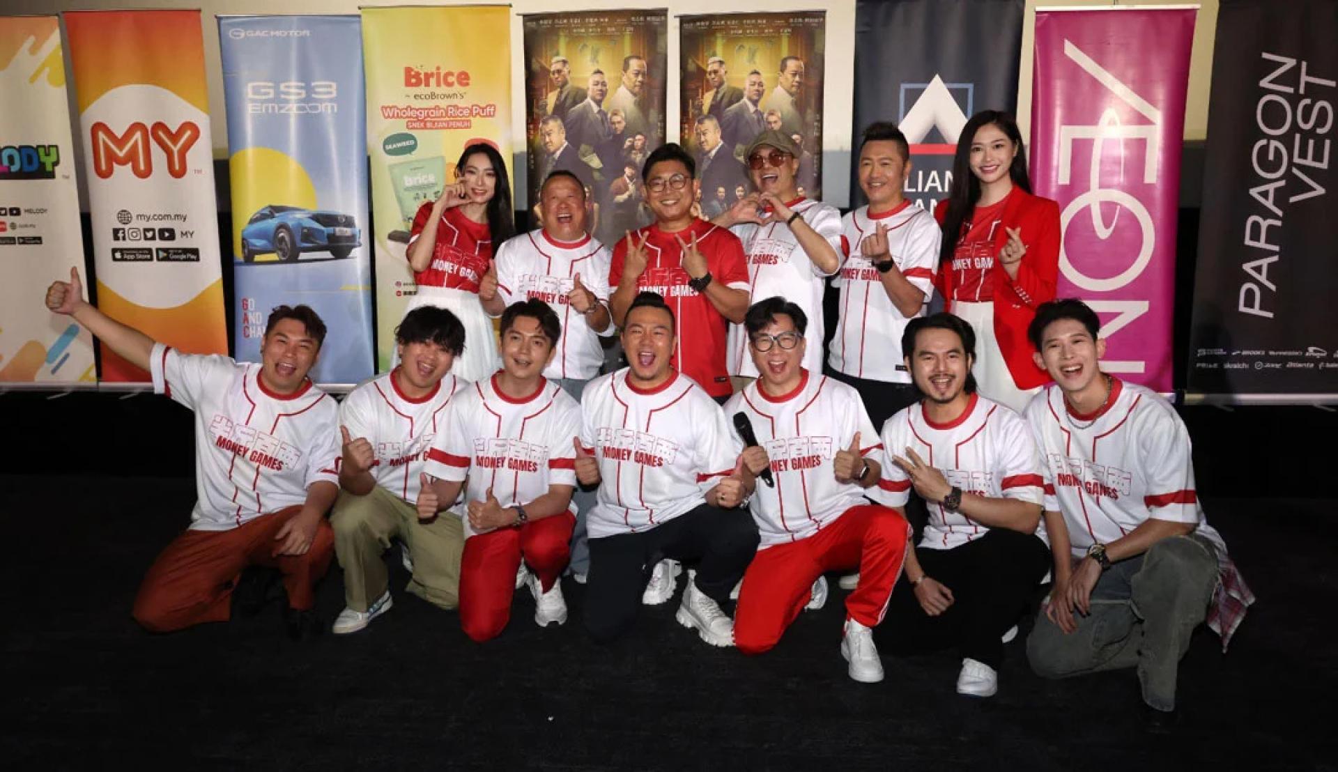 《半斤百两》汇聚一众大马和香港演员主演。后排左起为程玲、曾志伟、赖健雄、欧阳震华、苏志威、林雪卉；前排左起为Tomato、阿亚、朱浩仁、林德荣、唐玮颜、王义翔及温杨。