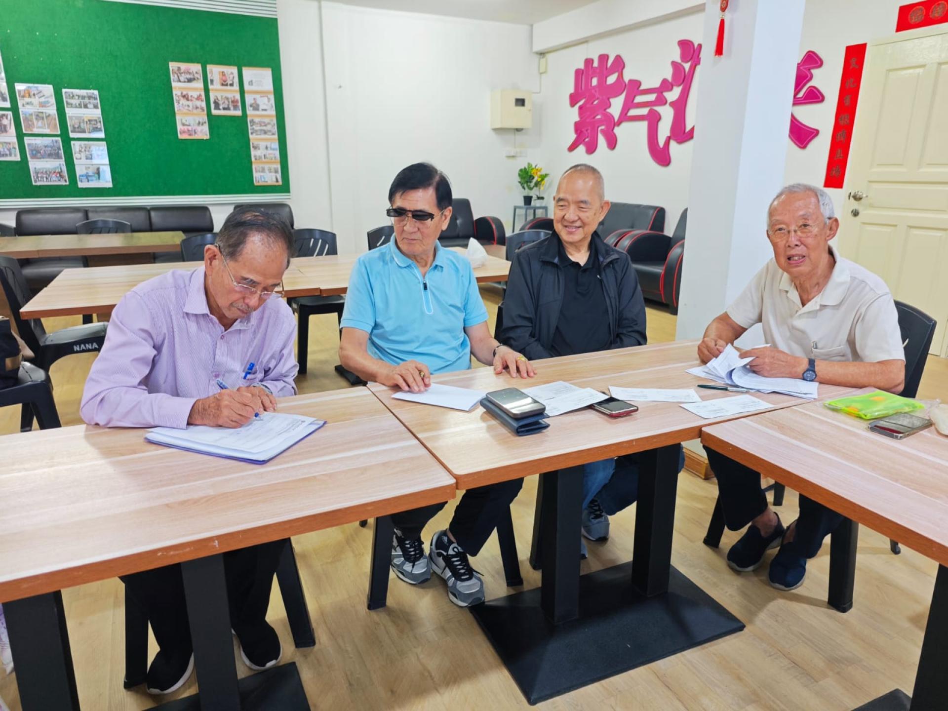 孙胜利会长(左起)签署开设户口文件，林鹏国副会长，李春金财政及宋景华秘书见证。