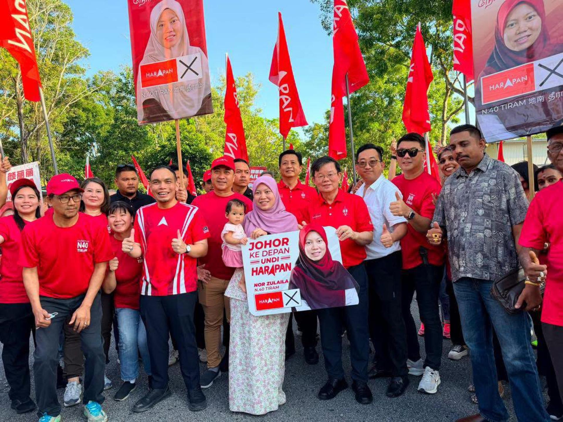 周六柔佛州选举提名日， 曹观友（右4）为地南州议席候选人颜丽丽（Nor Zulaila Abdul Ghani） 加油打气。