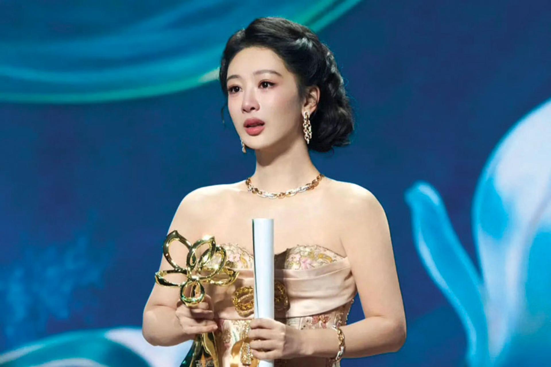 杨紫在“白玉兰奖”颁奖典礼凭藉《生命树》拿下最佳女主角，成为当晚焦点。
