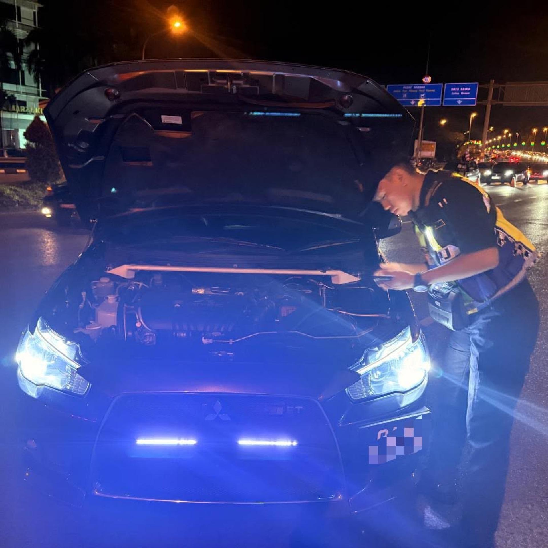 陆交局官员检查其中一辆轿车。
