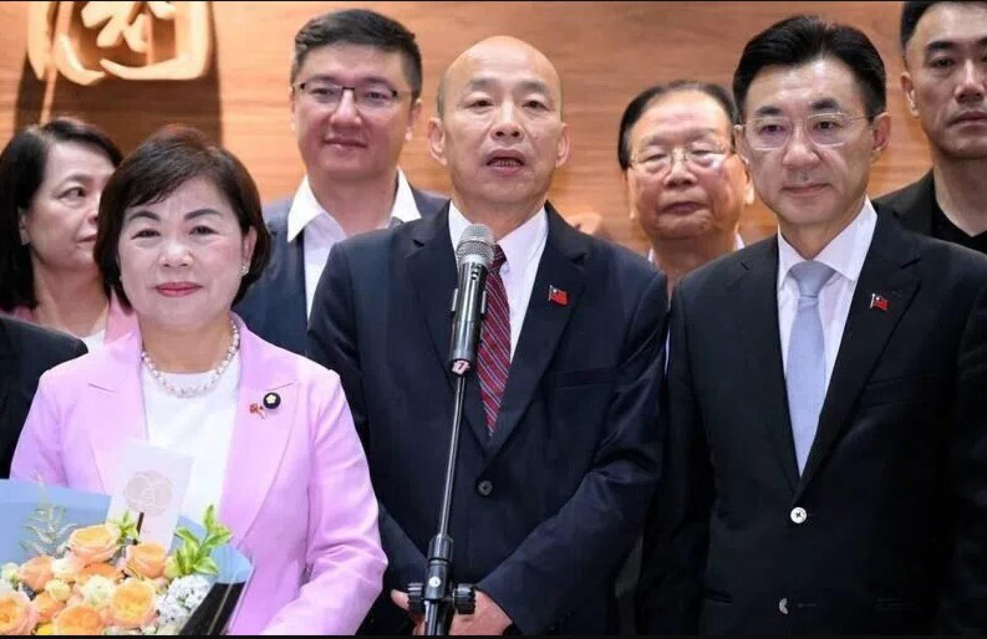 台湾立法院长韩国瑜（前排中）星期六（6月27日）在结束访美行程后抵达桃园机场，并发表讲话总结访问行程。台湾立法院副院长江启臣（前排右）到场迎接。
