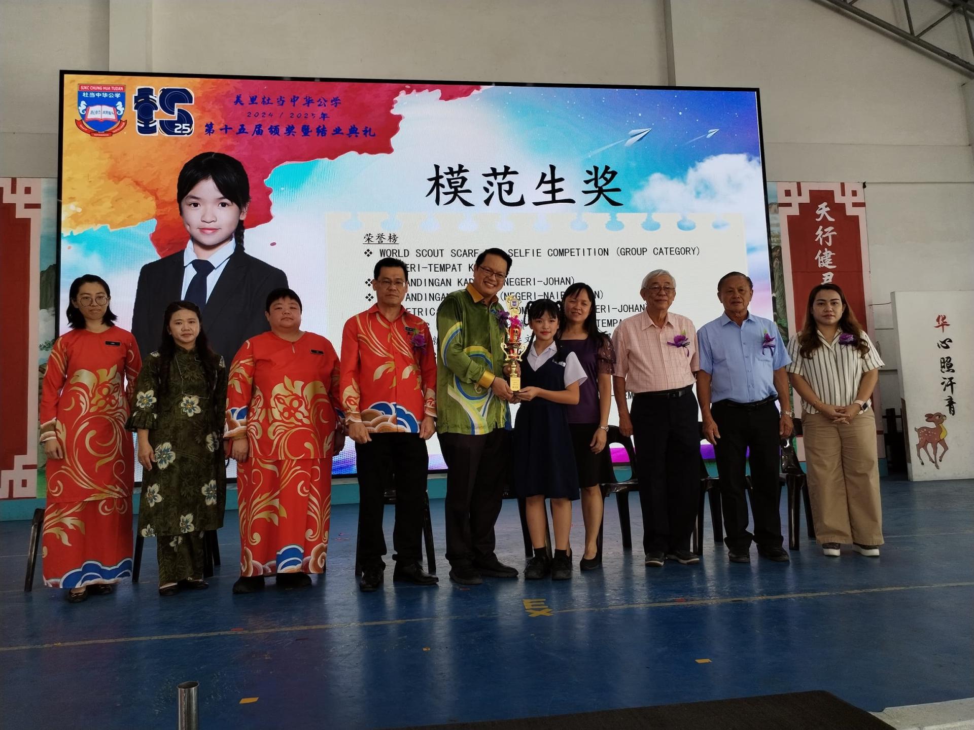 砂交通部长李景胜的代表市议员彭小菶(左5)颁发模范生奖给蔡艾萱。