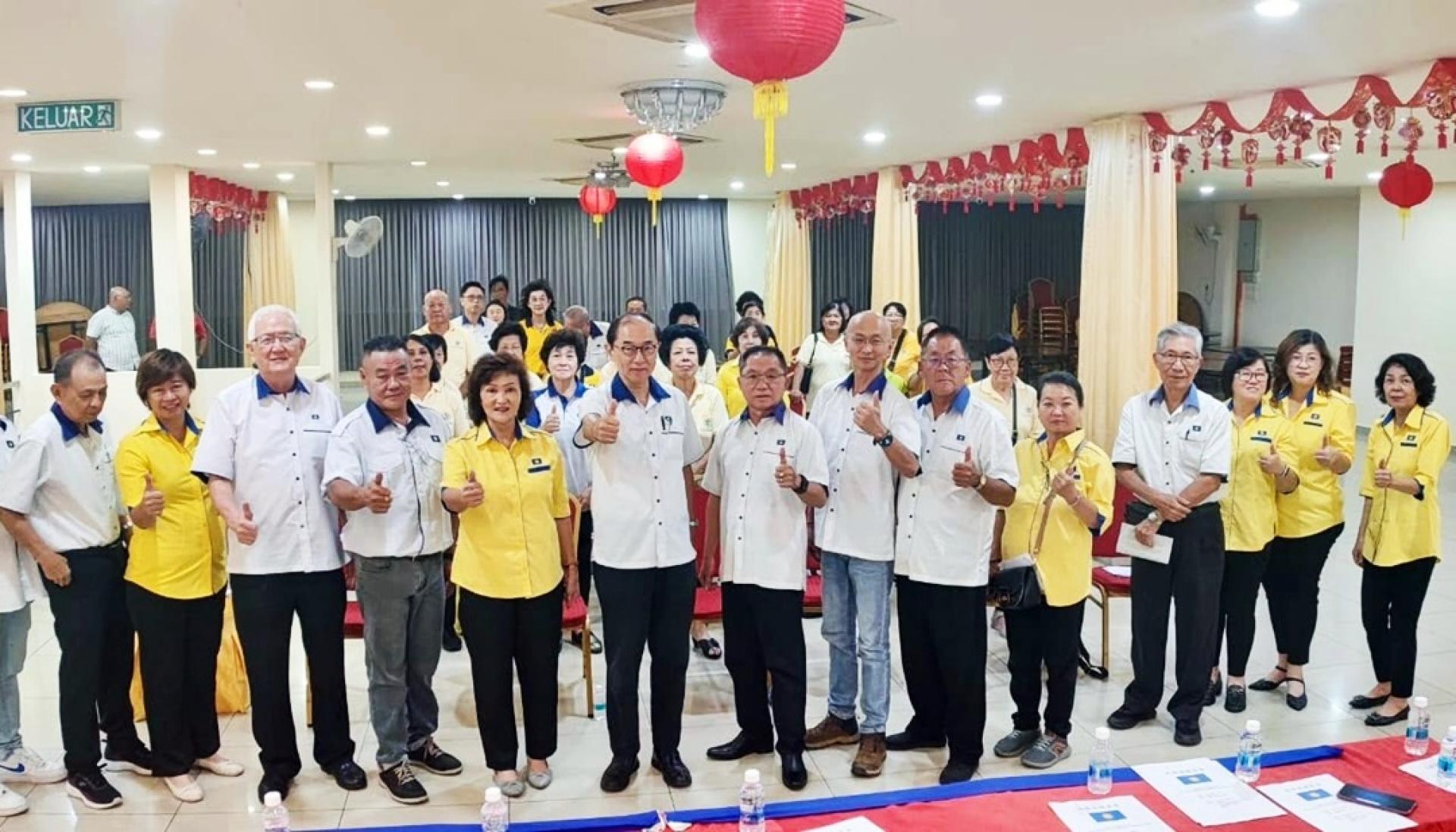 马汉顺（左6）在大会上致辞时指民主行动党执政后已逐渐失去昔日标榜的原则与立场；右7为江顺进。