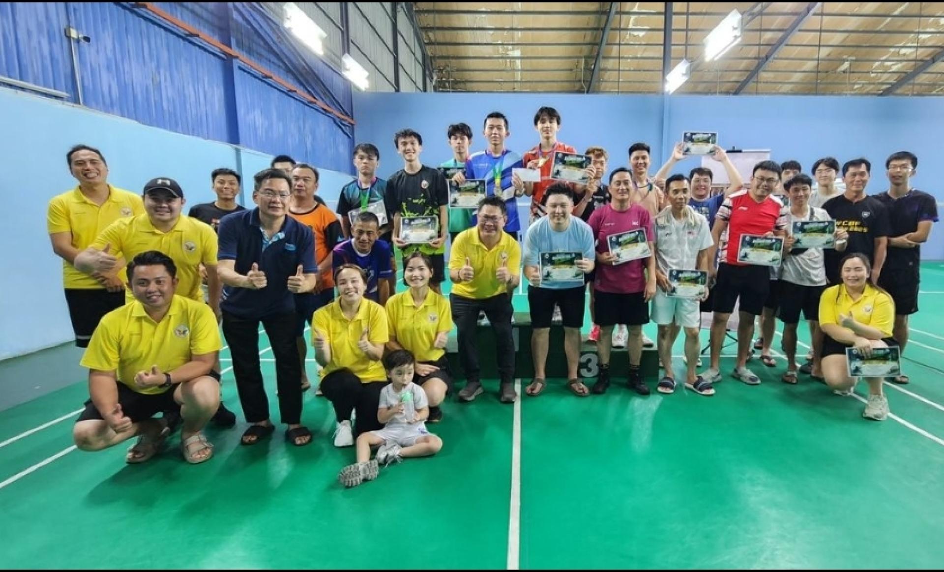 众嘉宾与参赛者合影。
