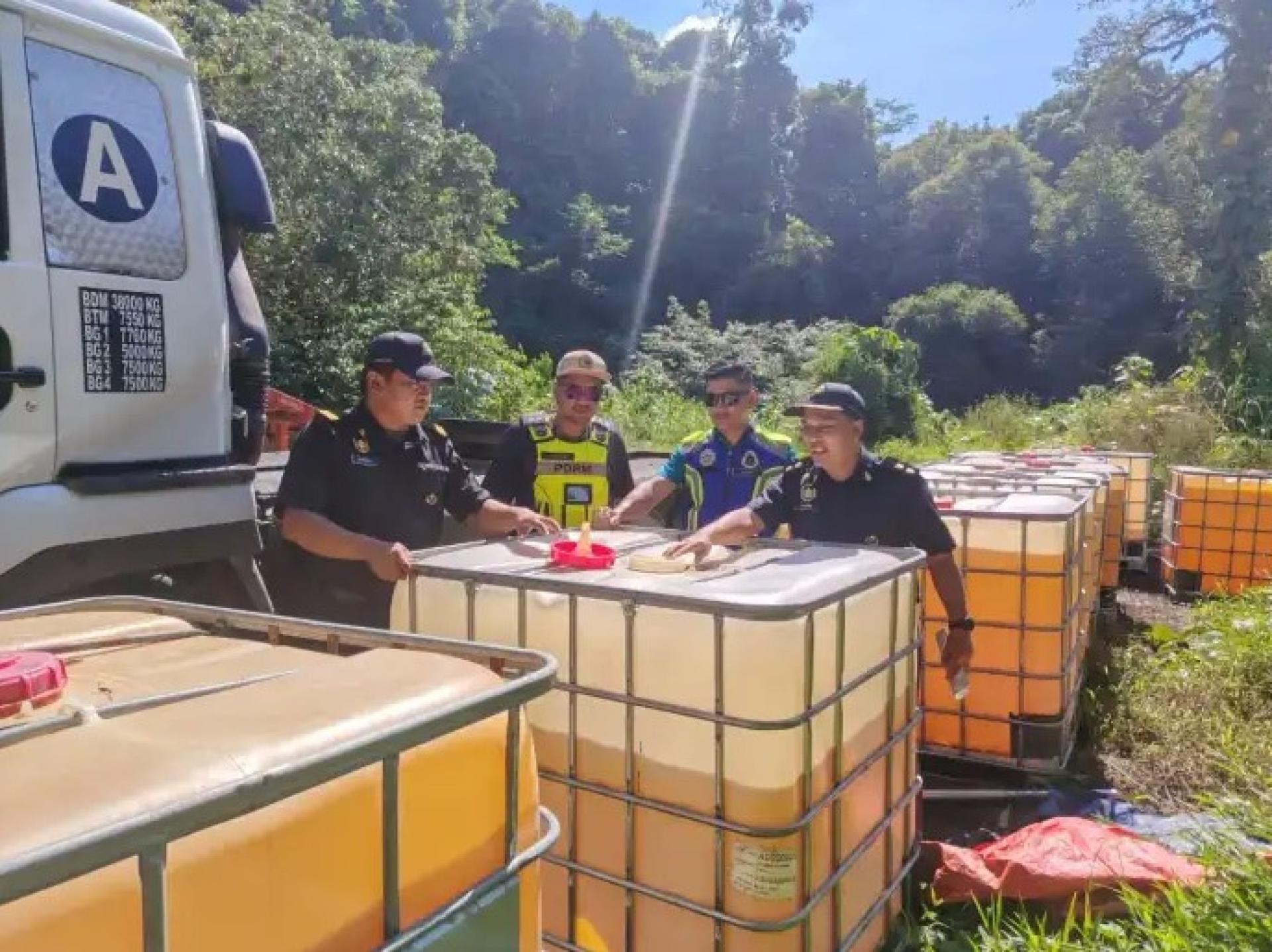 执法人员在加帛“Op Taring Landai”行动中起获柴油，两次突击共查获约1万4500公升。图片来源：砂拉越海事执法部队。