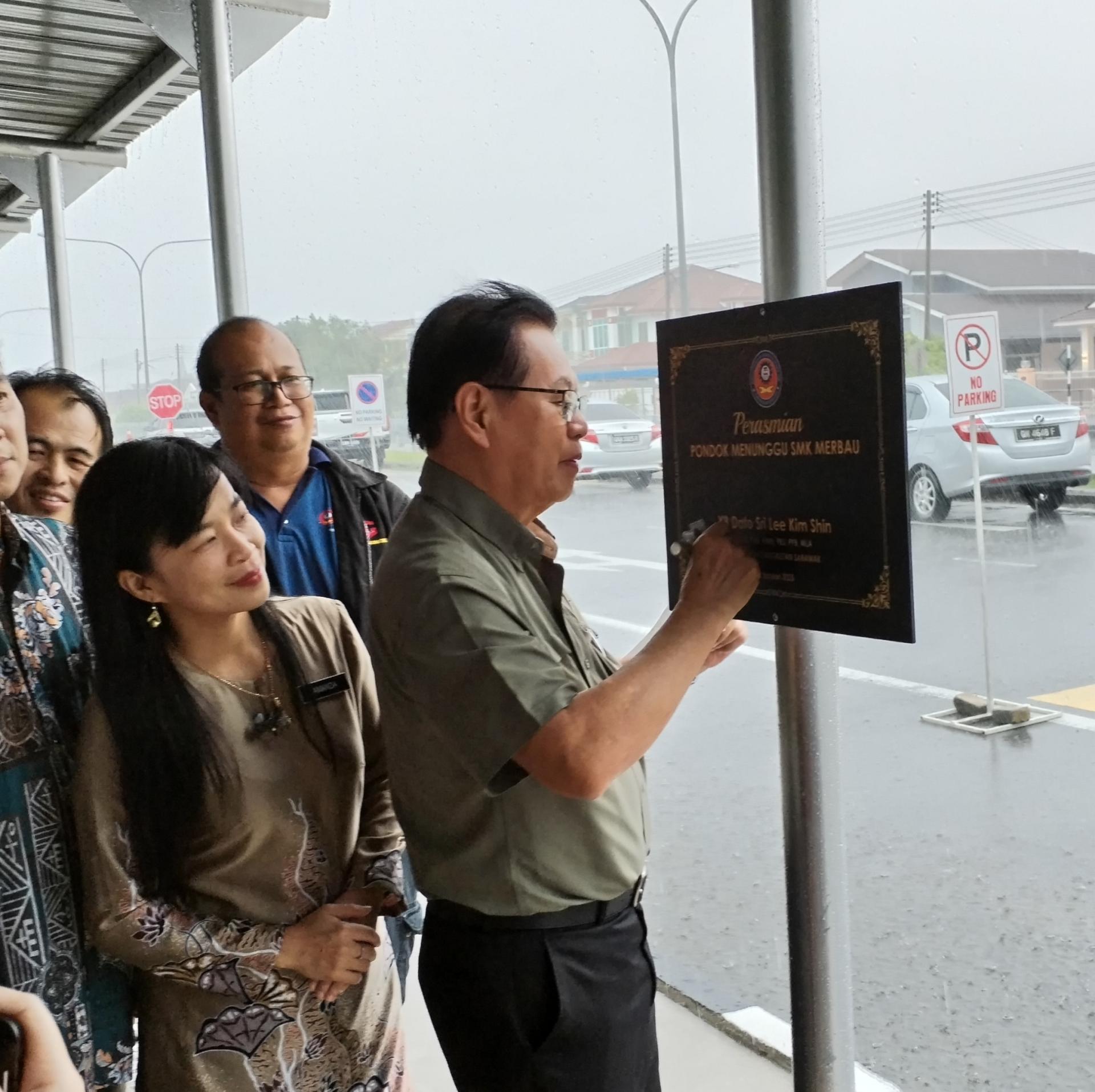 砂交通部长李景胜(右)为雨盖候车区主持推展礼。