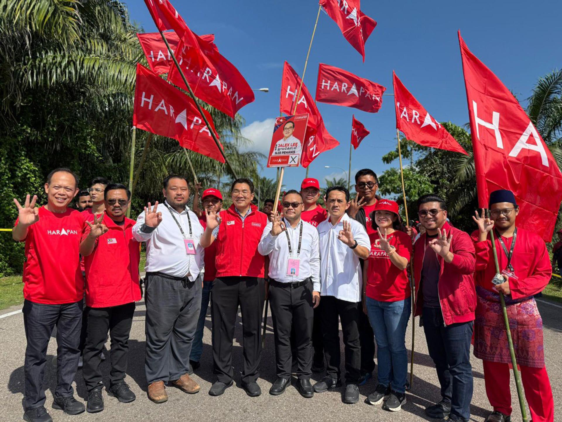 槟州华裔议员包括贸易及工业部副部长沈志勤（左4）及公正党武吉淡汶州议员兼行政议员吴俊益（右4）为李恩祥（中）助阵。