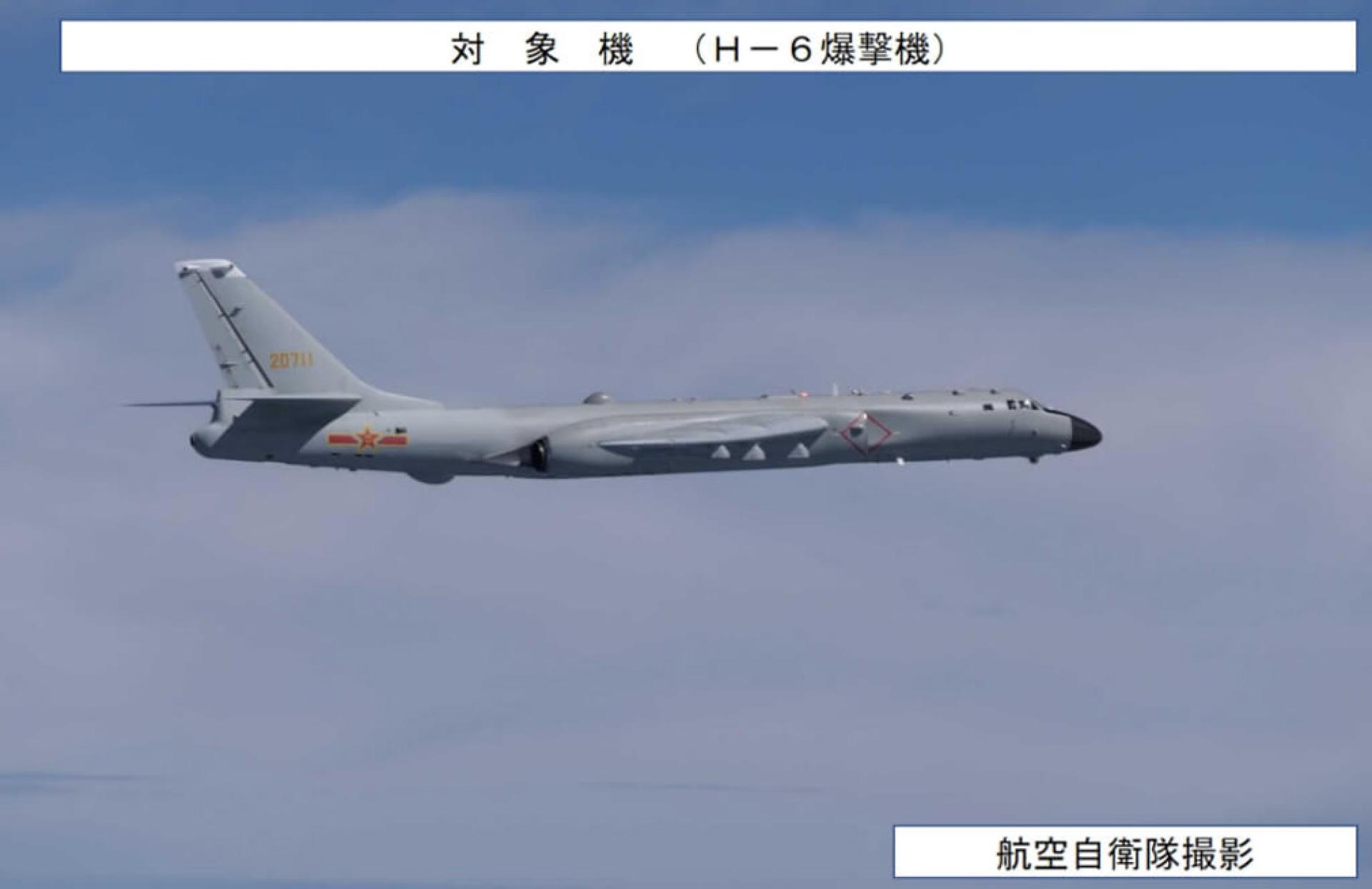 日本防卫省统合幕僚监部27日指出，中国轰炸机在日本周边飞行。