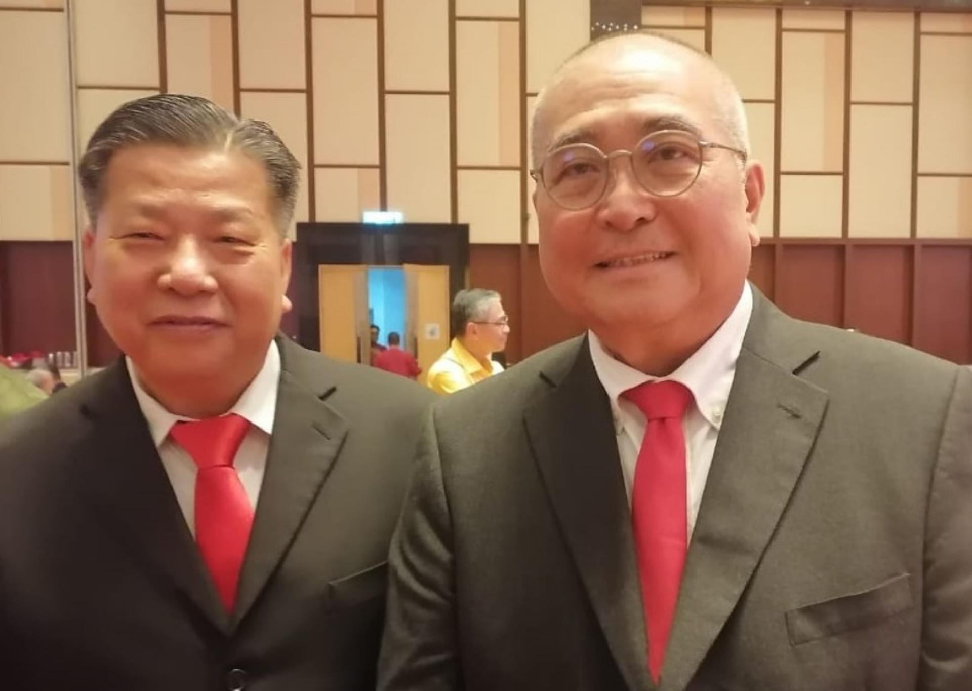 砂医总会长江宗兴（左）礼貌拜会美里市长俞小珊。