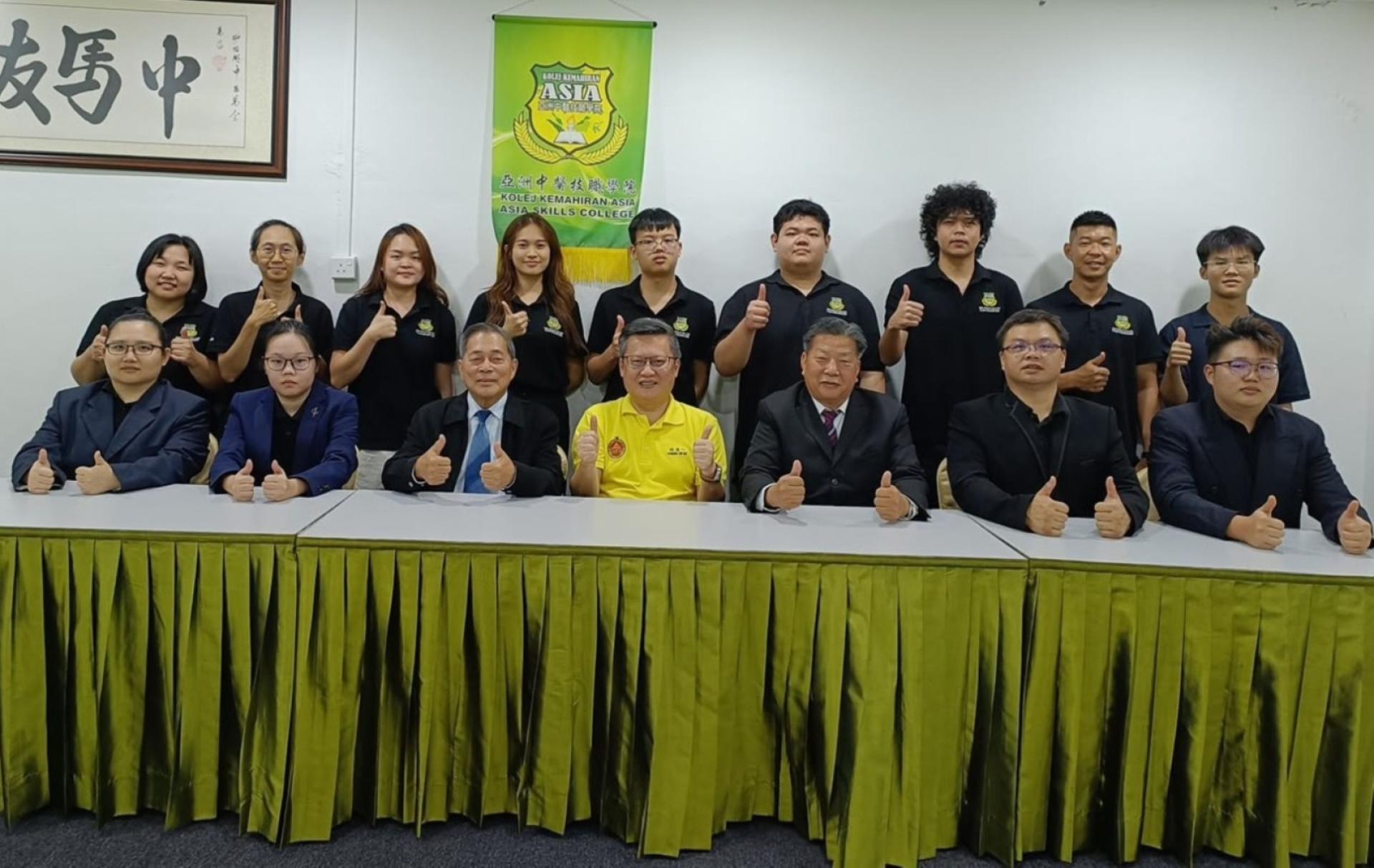 钱进一立法议员（前排中）与亚洲中医技职学院第15届中医推拿大专学员合影。右3为院长江宗兴；左3是本固鲁蔡雄基。