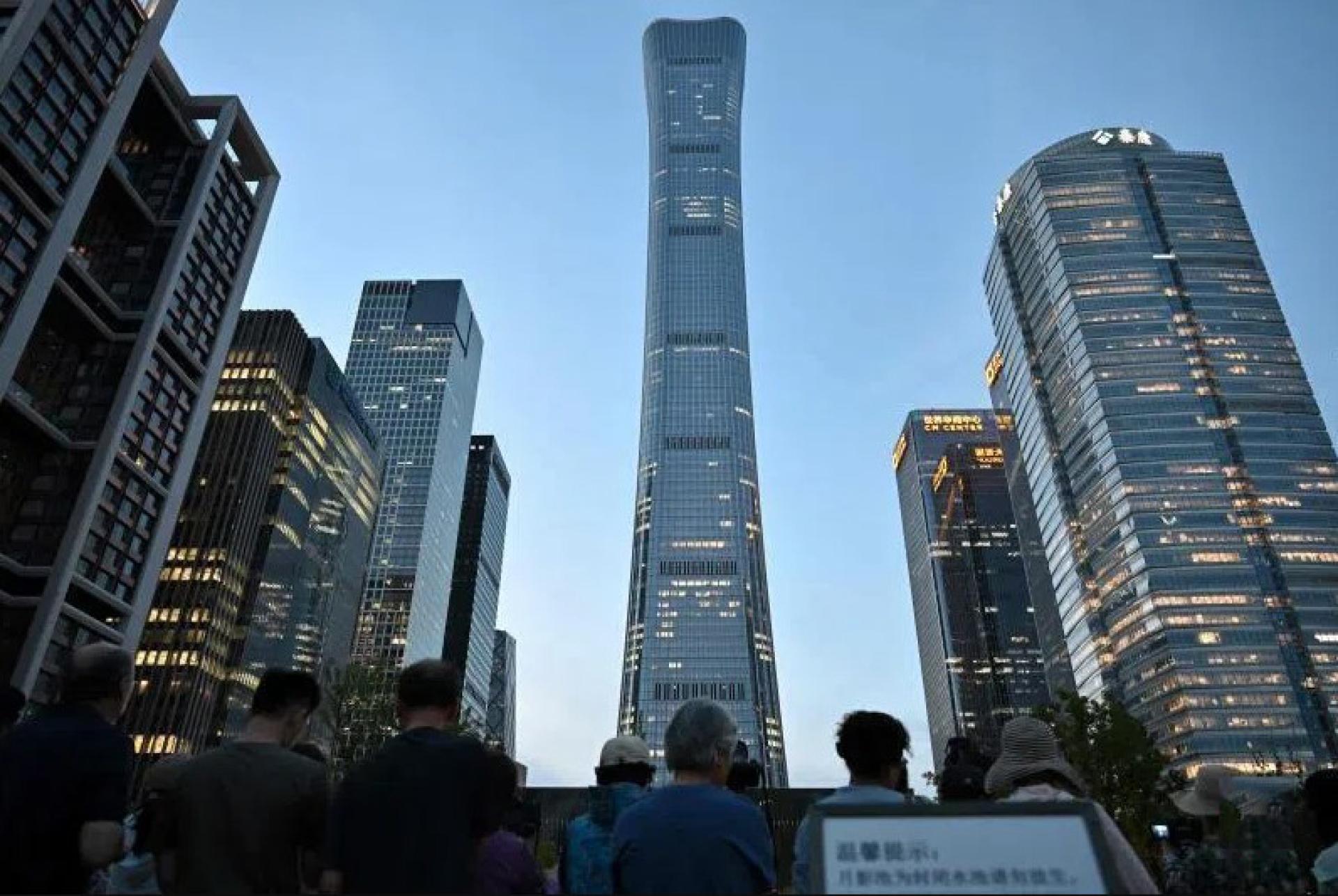 小飞机撞击事故发生后，一些民众上星期五（6月26日）聚集在中信大厦（也名“中国尊”）附近。