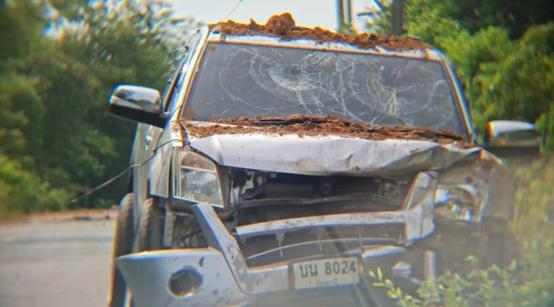 一家四口乘坐的车辆遭炸弹爆炸击中，汽车一度离开地面滑行。