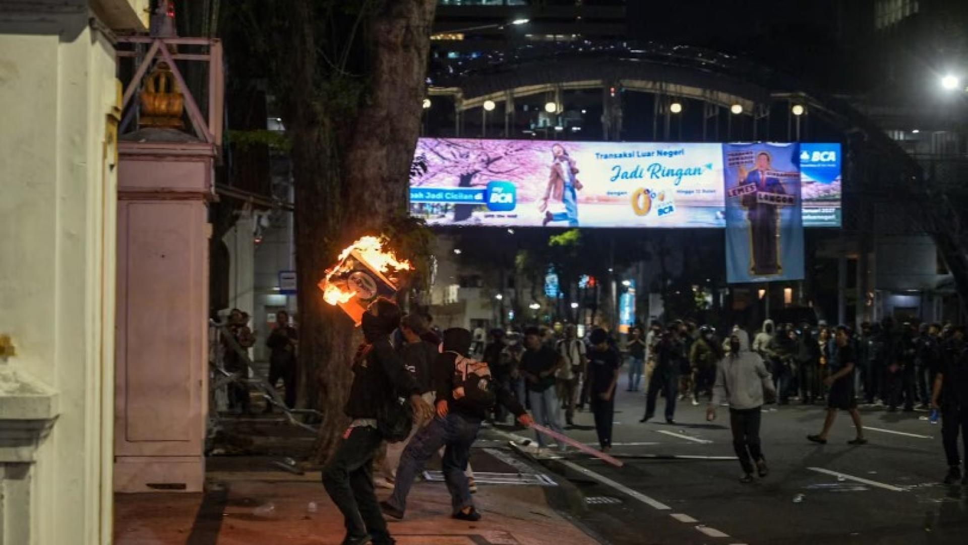 印度尼西亚第二大城市泗水举行反政府示威，抗议政府调高非补贴汽油价格，以及学校免费供餐计划。