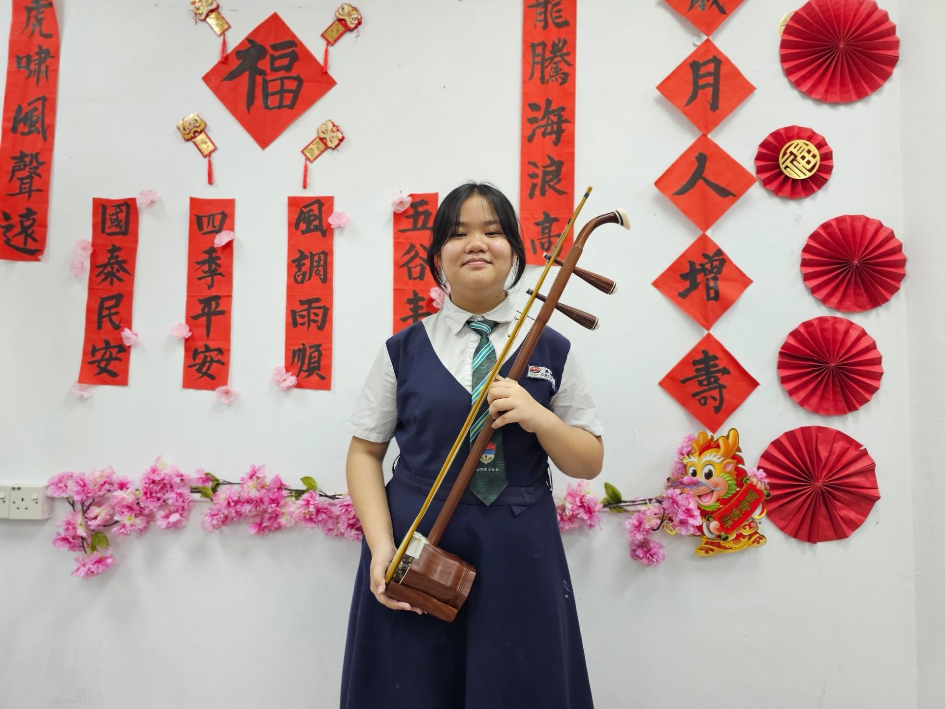 美里中华公学小六生萧紫萱热爱二胡，已报读培中，将加入培中华乐团。