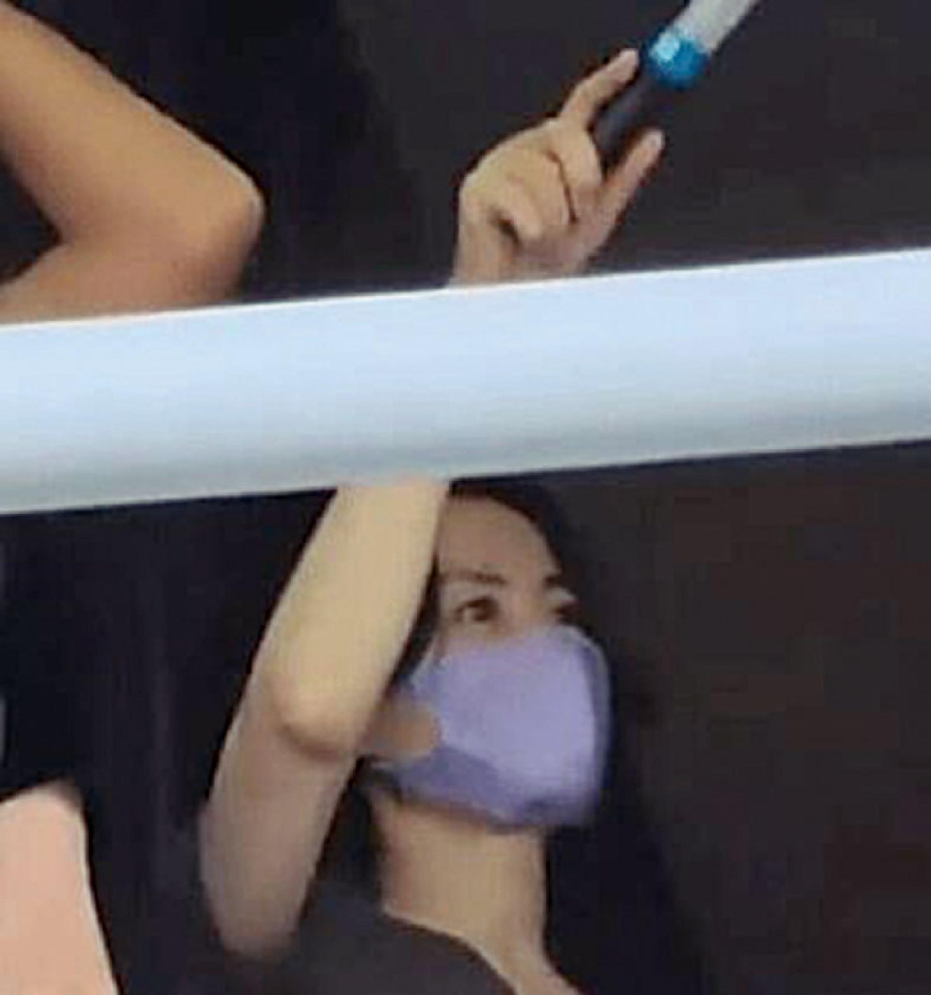 王菲亲临现场支持谢霆锋演唱会，被拍下挥舞着荧光棒犹如铁粉。