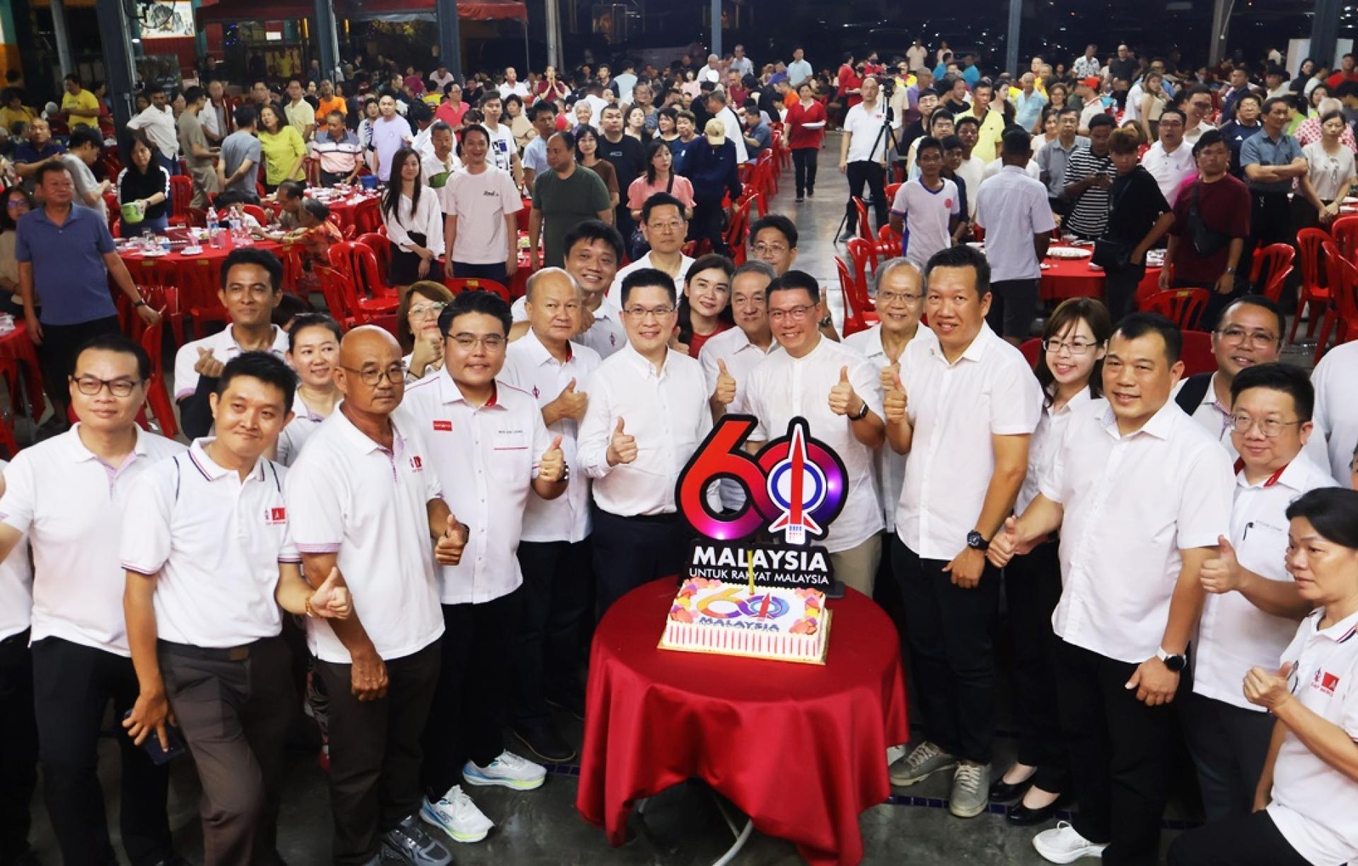 行动党霹雳州领袖与全场出席者一同欢庆行动党成立60周年。左4起是吴家良、谢保恒、黄家和、倪可敏、黄文标、崔慈恩、罗思义、周锦欢。