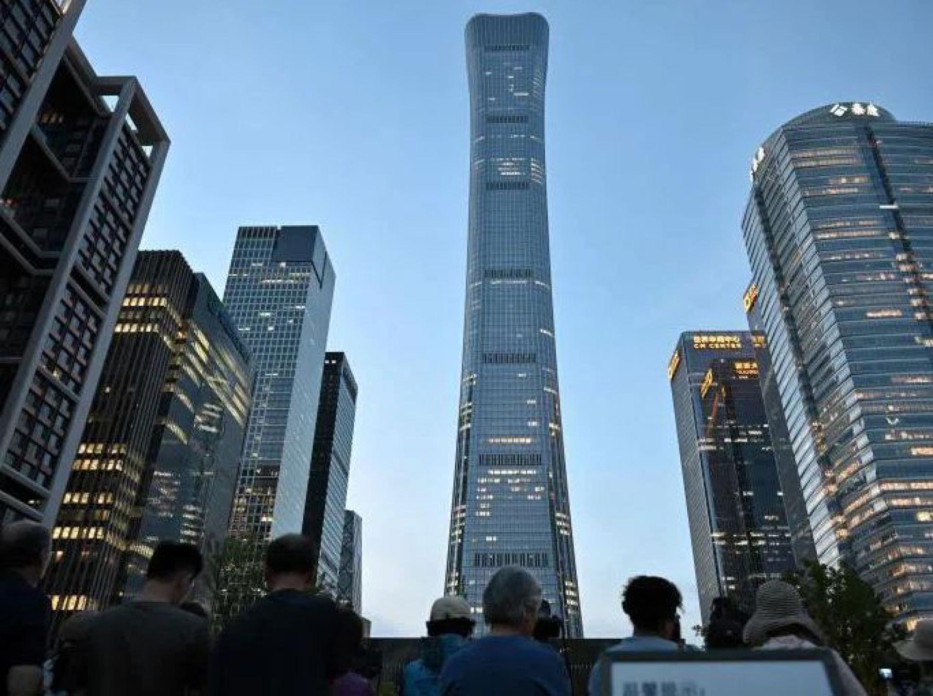 小飞机撞击事故发生后，一些民众上周五聚集在中信大厦（中国尊）一带。