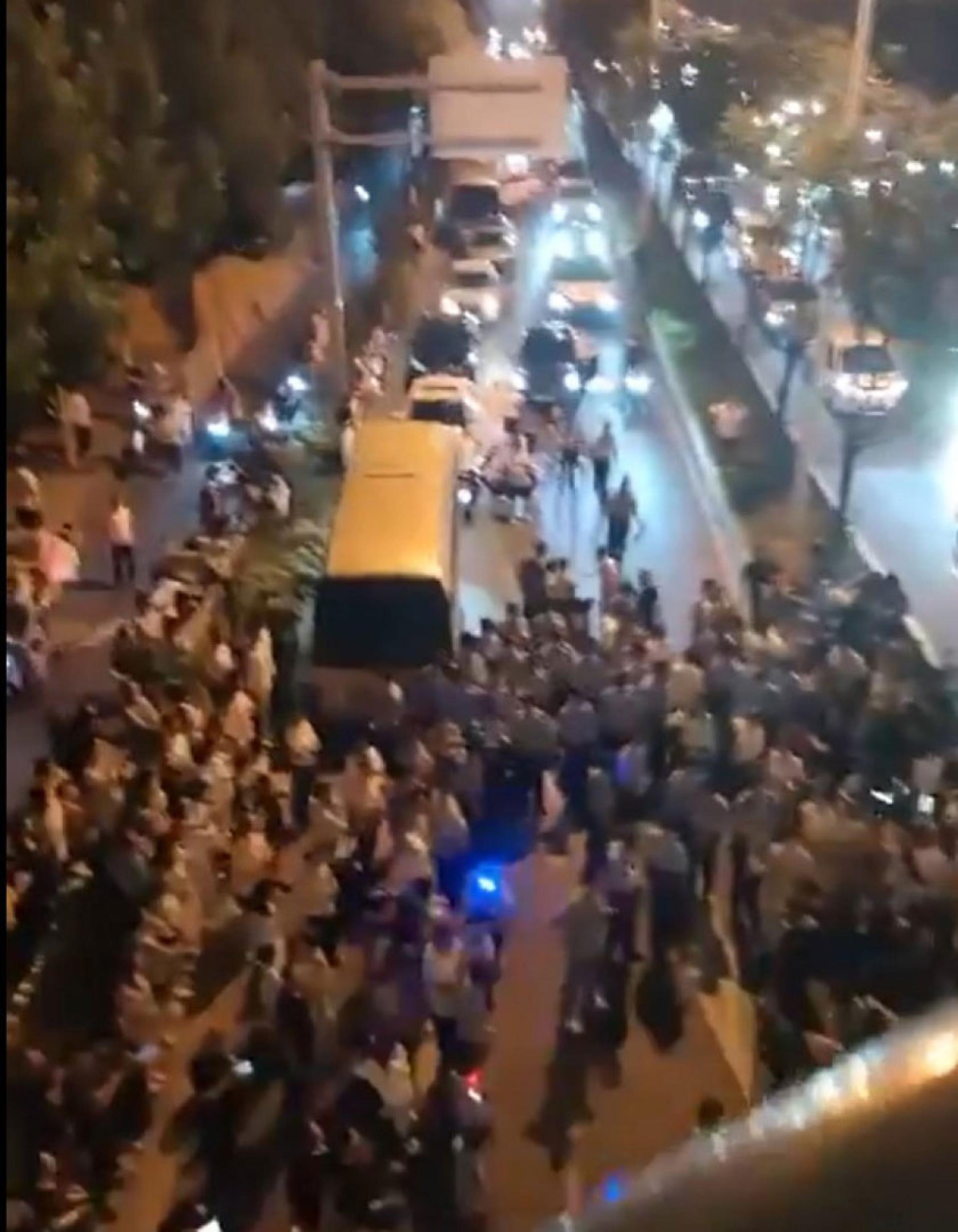 根据现场影片显示，抗议民众堵住马路并高呼口号，与维持秩序的警察在道路中央对峙。