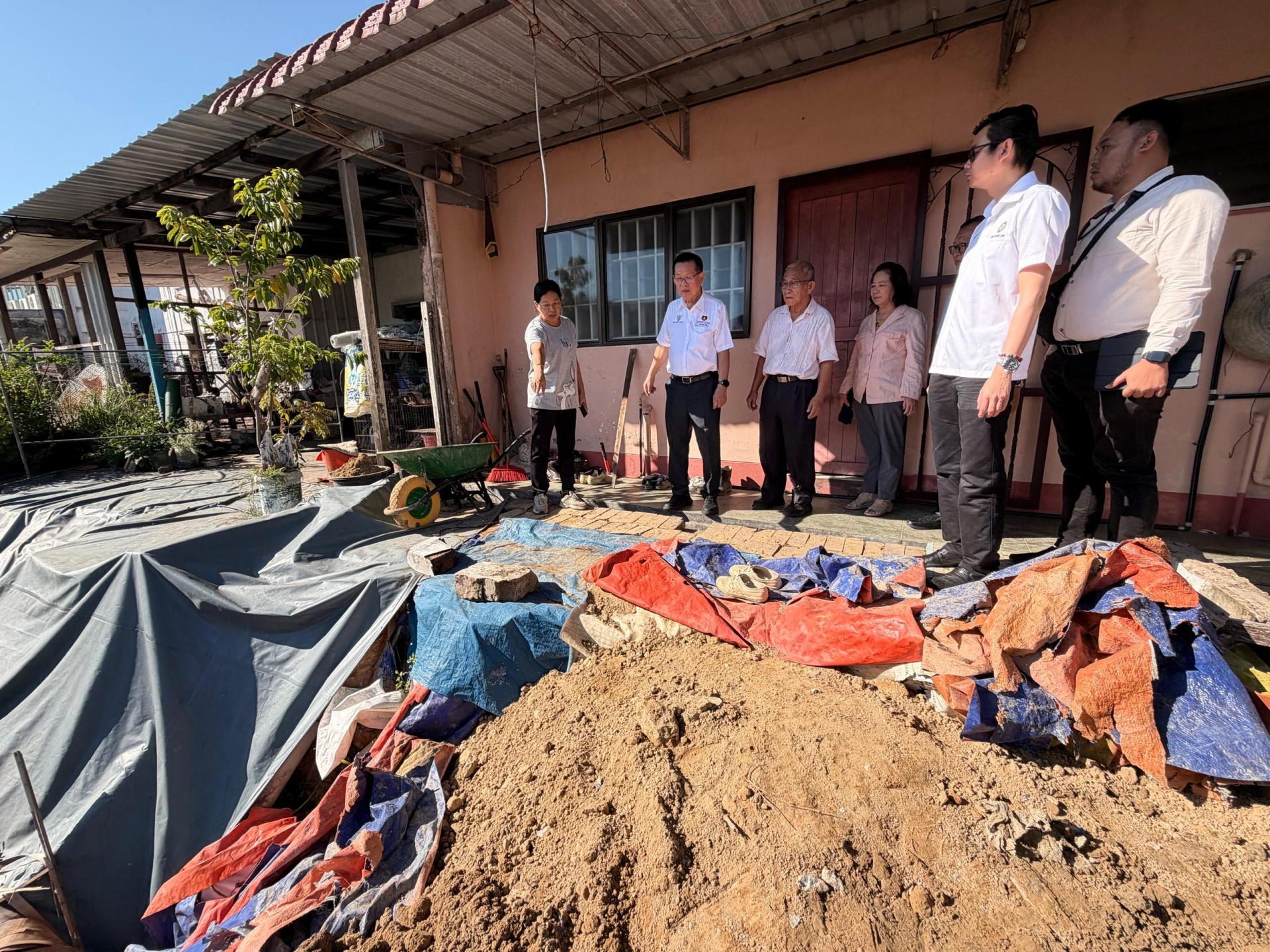 拿督斯里李景胜今日前往山顶花园视察住宅坍塌修复工程。