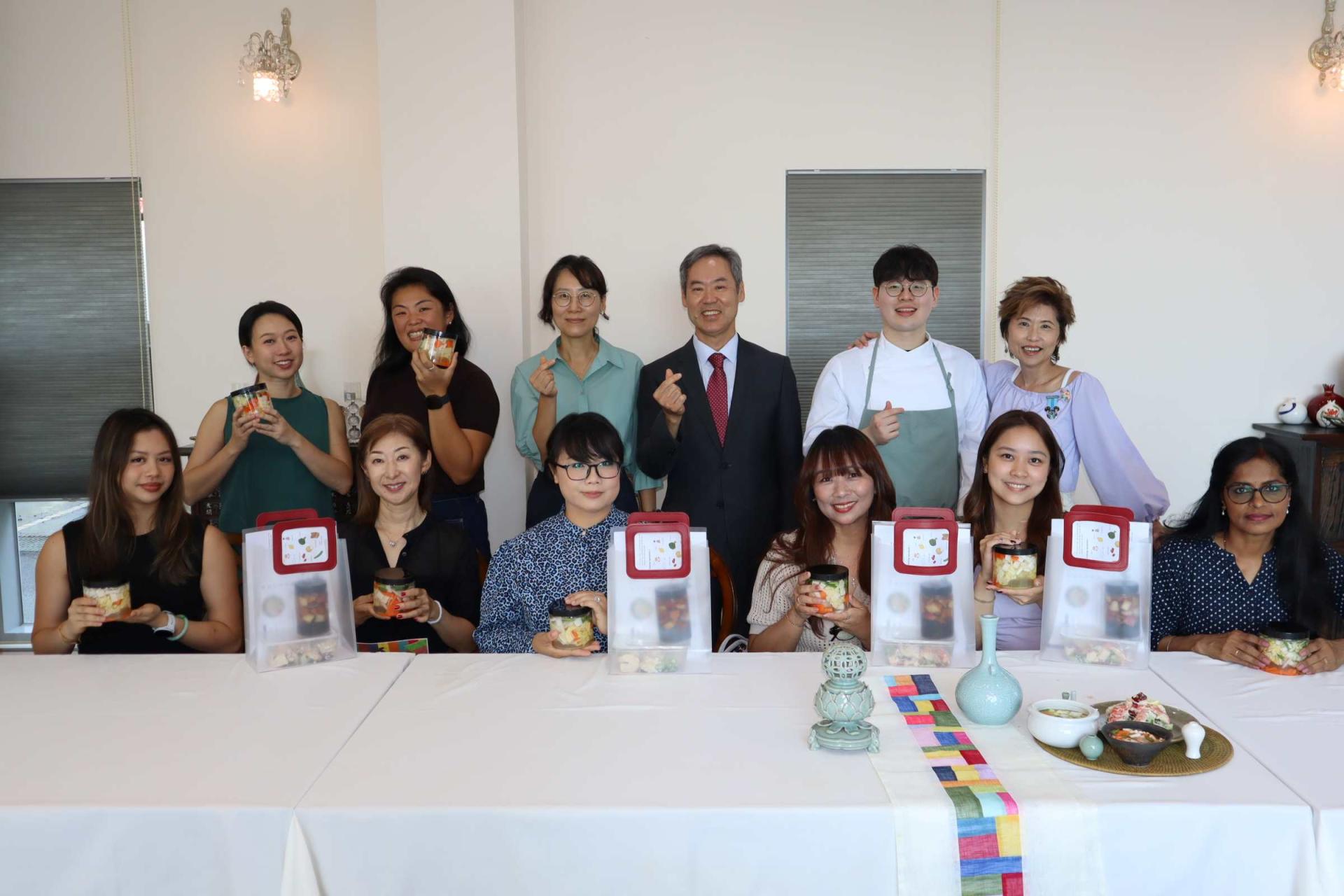 韩国驻汶莱大使孙南国与参与女士合影