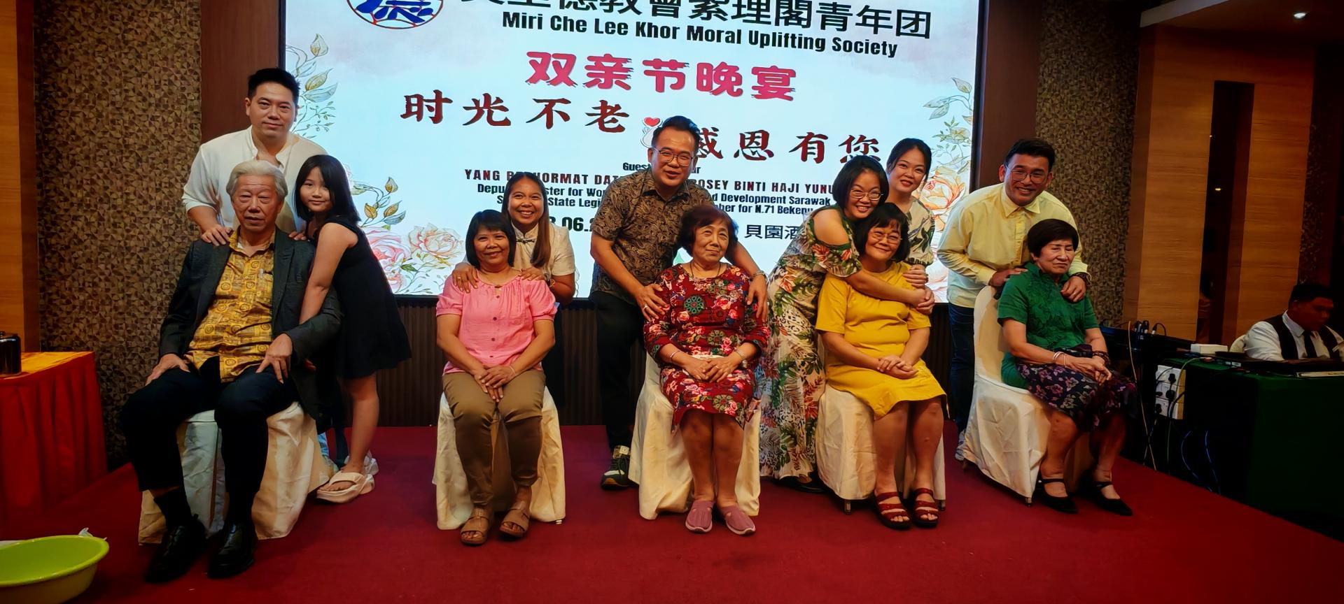 在感恩环节让长辈与子女共聚一堂，献上拥抱，场面温馨感人。