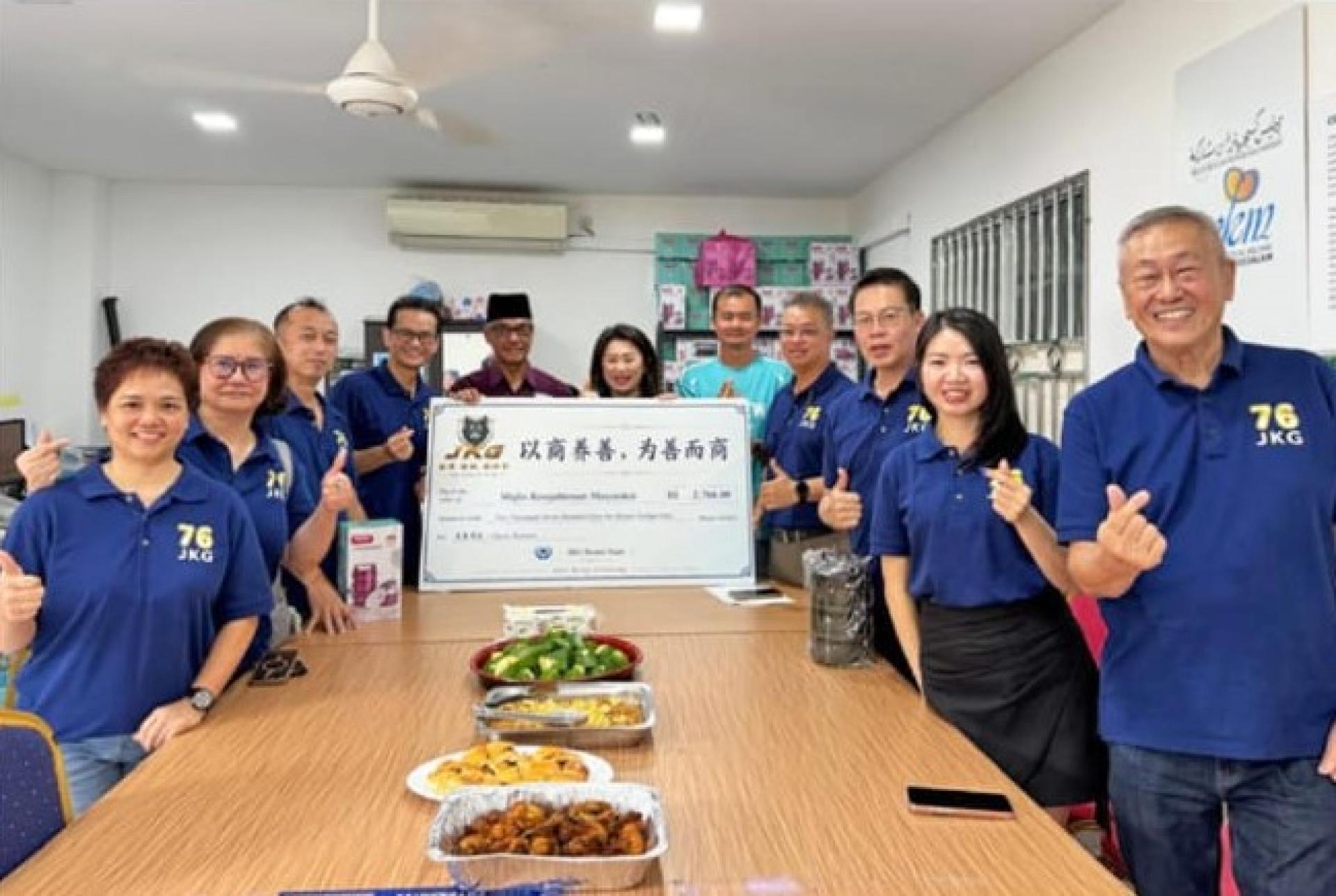 JKG Brunei团队与MKM第一副主席莫哈末莱尼合影
