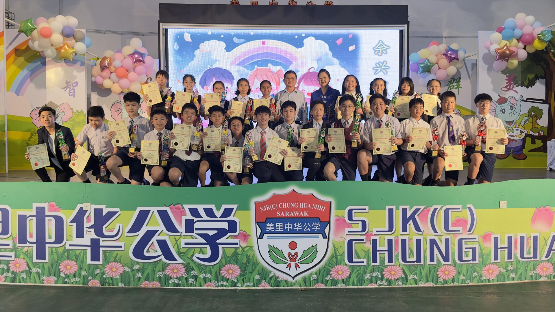 获得闪耀艺术、杰出才艺、杰出明日、杰出体坛、卓越科技以及杰出棋艺术之星奖的同学合影于领奖后。后排左6为董事长李开运，后排右5为校长陈泳伽。
