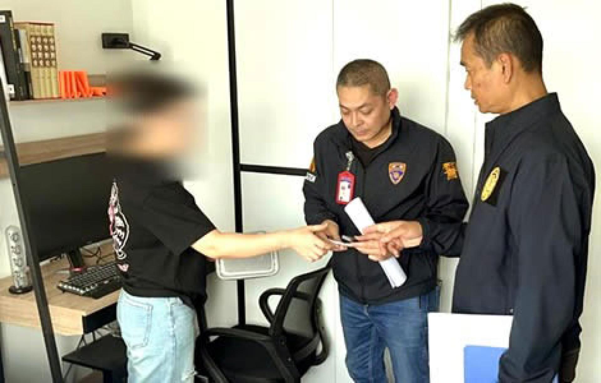 女子于28日被泰国移民警察在清迈被抓获。