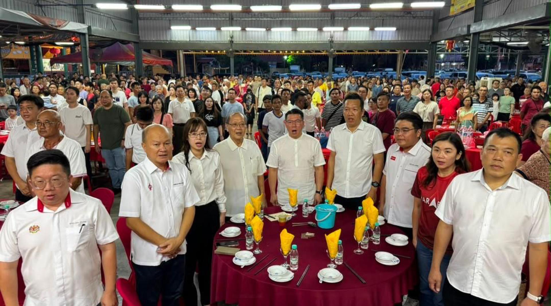 出席巴占行动党创党60周年宴会的行动党领袖阵容鼎盛；右起为罗思义、古海燕、吴家良、黄文标、倪可敏、魏添风、崔慈恩、谢保恒及周锦欢。