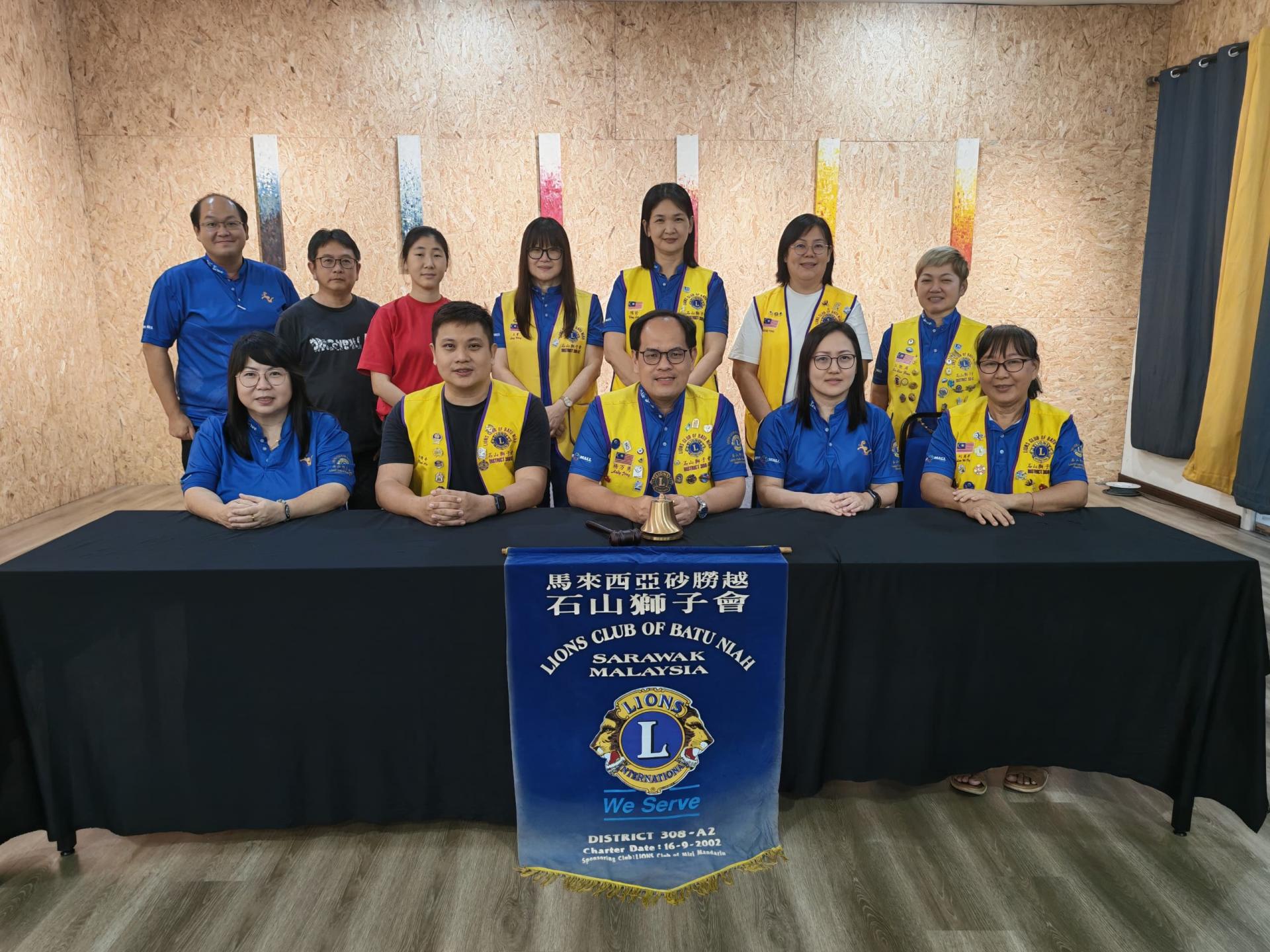 美里石山狮子会第25届（2026至2027年）新届理事会领导层团队大合照；前排坐者中为重掌帅印的新届会长杨万勇。
