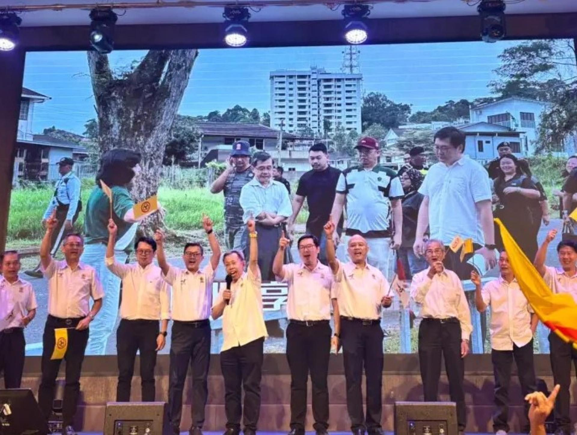 沈桂贤（左5）在人联党古晋支部67周年党庆晚宴上，与代主席杨岩彬（左4）、代秘书兼青年团团长黄笃荣及嘉宾合影。