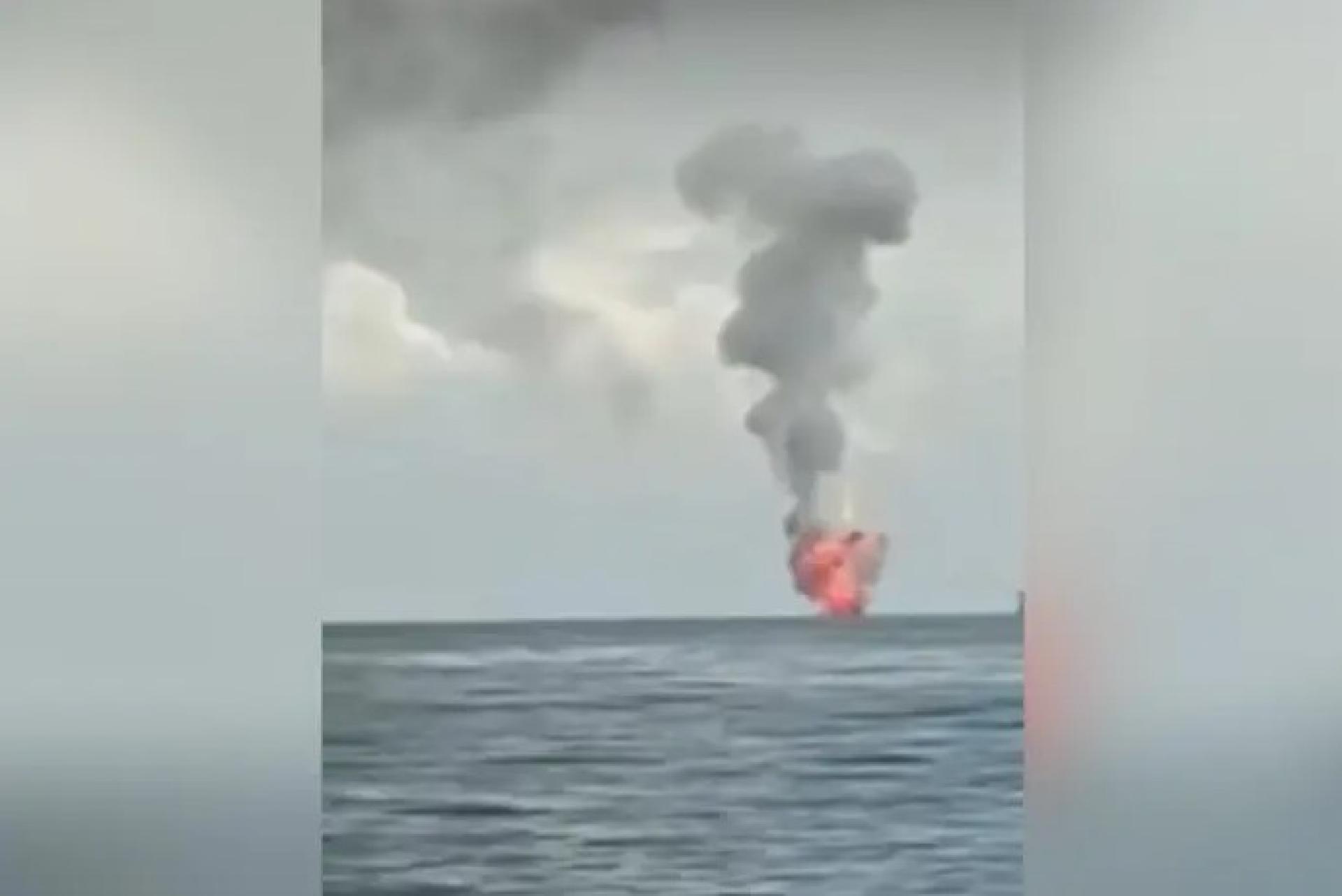 网络流传的视频截图显示，砂拉越近海西罗东Vent A海上设施发生火灾，现场火势猛烈。